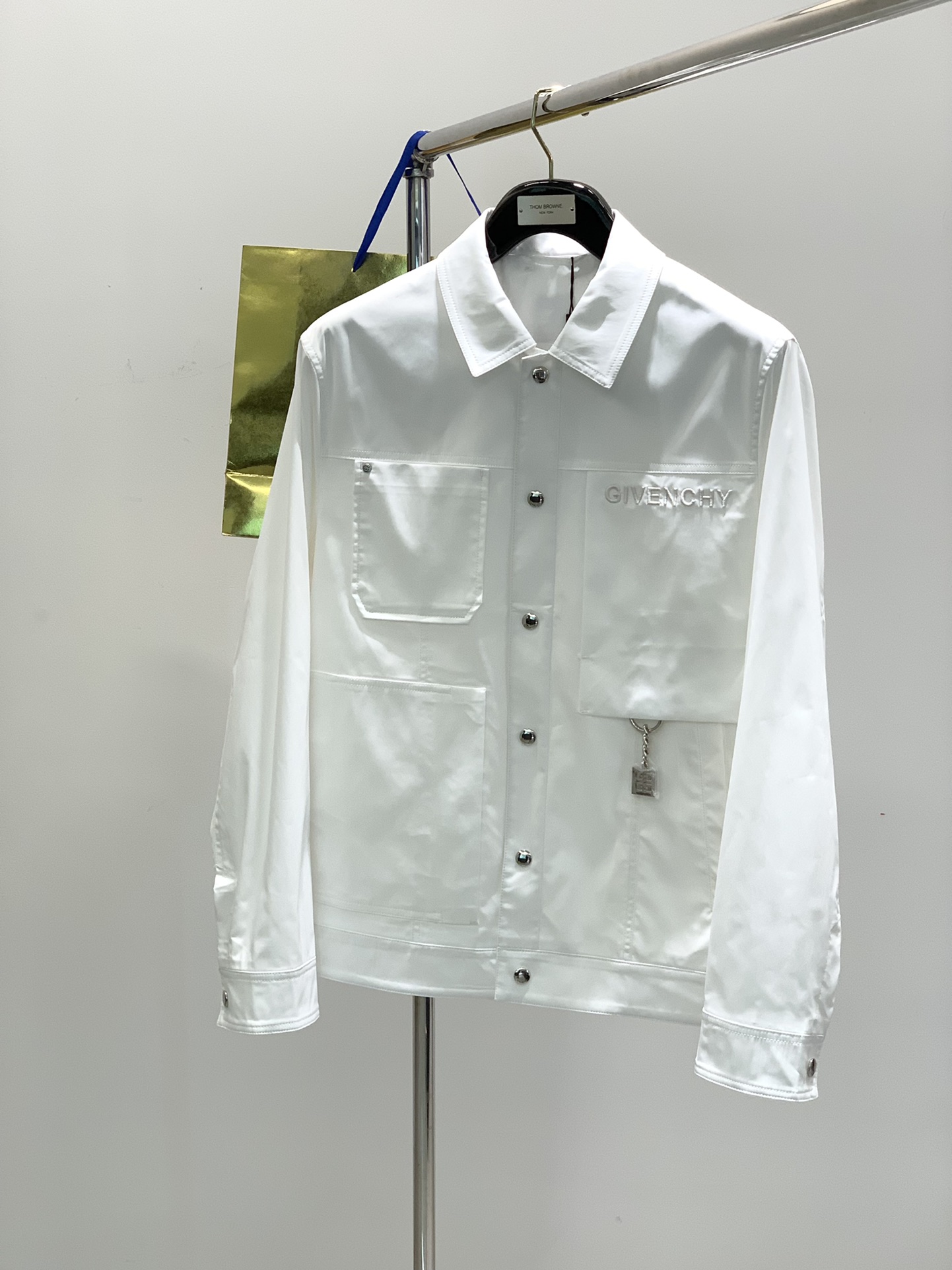 NO:122914,,Givenchy Givenchy, the latest spring products, the counter is available at the same time, original singles, fashionable casual jacket lapel jacket, imported original fabric, top-grade embroidery craft letter pattern decoration logo, original hardware and accessories decoration, extremely high grade, comfortable and versatile, handsome and stylish upper body, 2 colors recommendation, code number M-3XL, given, given, given, jackets & coats, jackets & coats, alexander wang19860909,Givenchy 纪梵希,春季最新品,专柜同步有售,原单狠货,时尚休闲夹克翻领外套,进口原版面料,顶级刺绣工艺字母图案装饰logo,原版五金辅料装饰,档次极高,舒适百搭,上身帅气有型,2色推荐,码数M-3XL,,givenchy,givenchy,jackets & coats,jackets & coats,alexander wang,Men's clothing