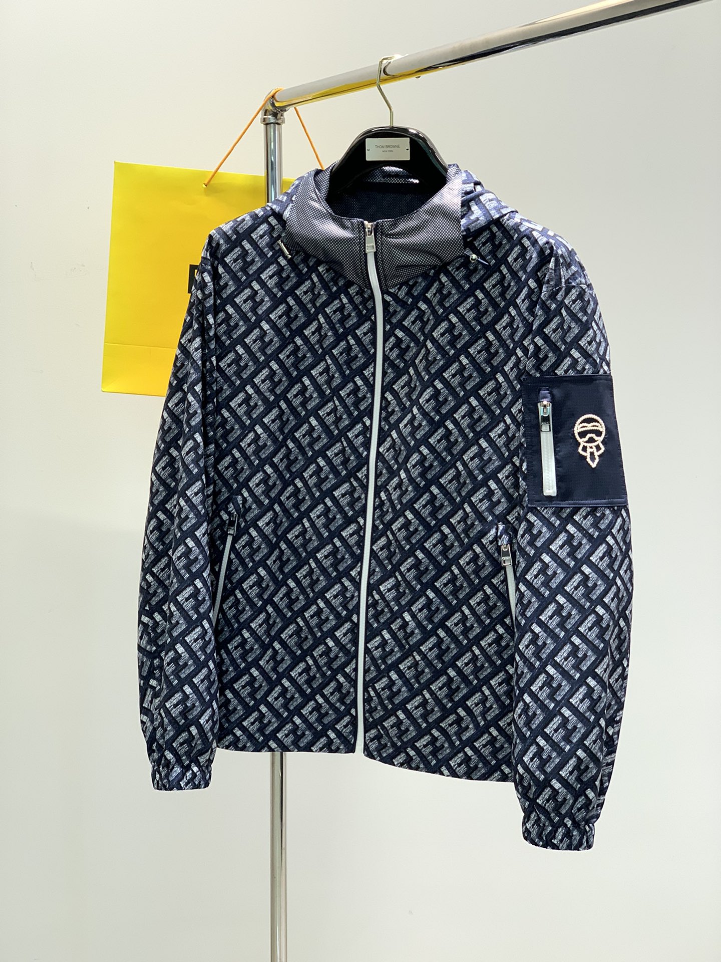 NO:122884,,FENDI Fendi, the latest spring products, special counters are available at the same time, original singles, casual and fashionable hooded jackets, imported original fabrics, top-grade embroidery craft letter pattern logo, original hardware and auxiliary decoration, unique design, comfortable and breathable upper body, extremely high grade, handsome upper body, code M-3XL,,fendi,fendi, jackets & coats,hats,alexander wang19860909,FENDI 芬迪,春季最新品,专柜同步有售,原单狠货,休闲时尚连帽外套,进口原版面料,顶级刺绣工艺字母图案logo,原版五金辅料装饰,独特设计,上身舒适透气,档次极高,上身帅气十足,码数M-3XL,,fendi,fendi,jackets & coats,hats,alexander wang,Men's clothing