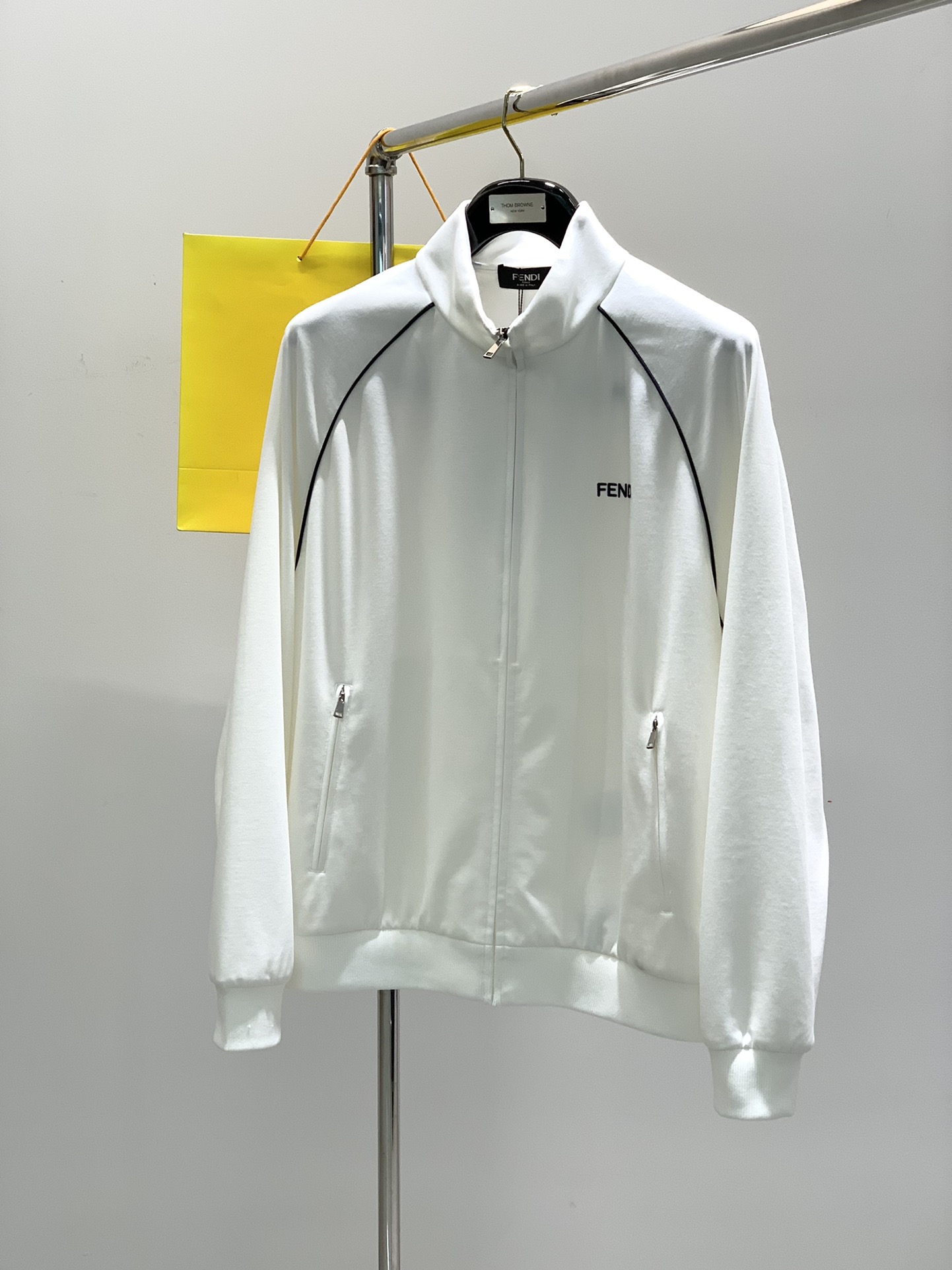 NO:122871,,FENDI, the latest spring products, special counters are available at the same time, original singles, casual and fashionable stand-up collar jacket, imported original fabric, top-grade embroidery craft letter pattern logo, original hardware and auxiliary decoration, unique design, comfortable and breathable upper body, extremely high grade, handsome upper body, 2 colors recommendation, code number M-3XL,,fendi,fendi, jackets & coats,alexander wang19860909,FENDI 芬迪,春季最新品,专柜同步有售,原单狠货,休闲时尚立领外套,进口原版面料,顶级刺绣工艺字母图案logo,原版五金辅料装饰,独特设计,上身舒适透气,档次极高,上身帅气十足,2色推荐,码数M-3XL,,fendi,fendi,jackets & coats,alexander wang,Men's clothing