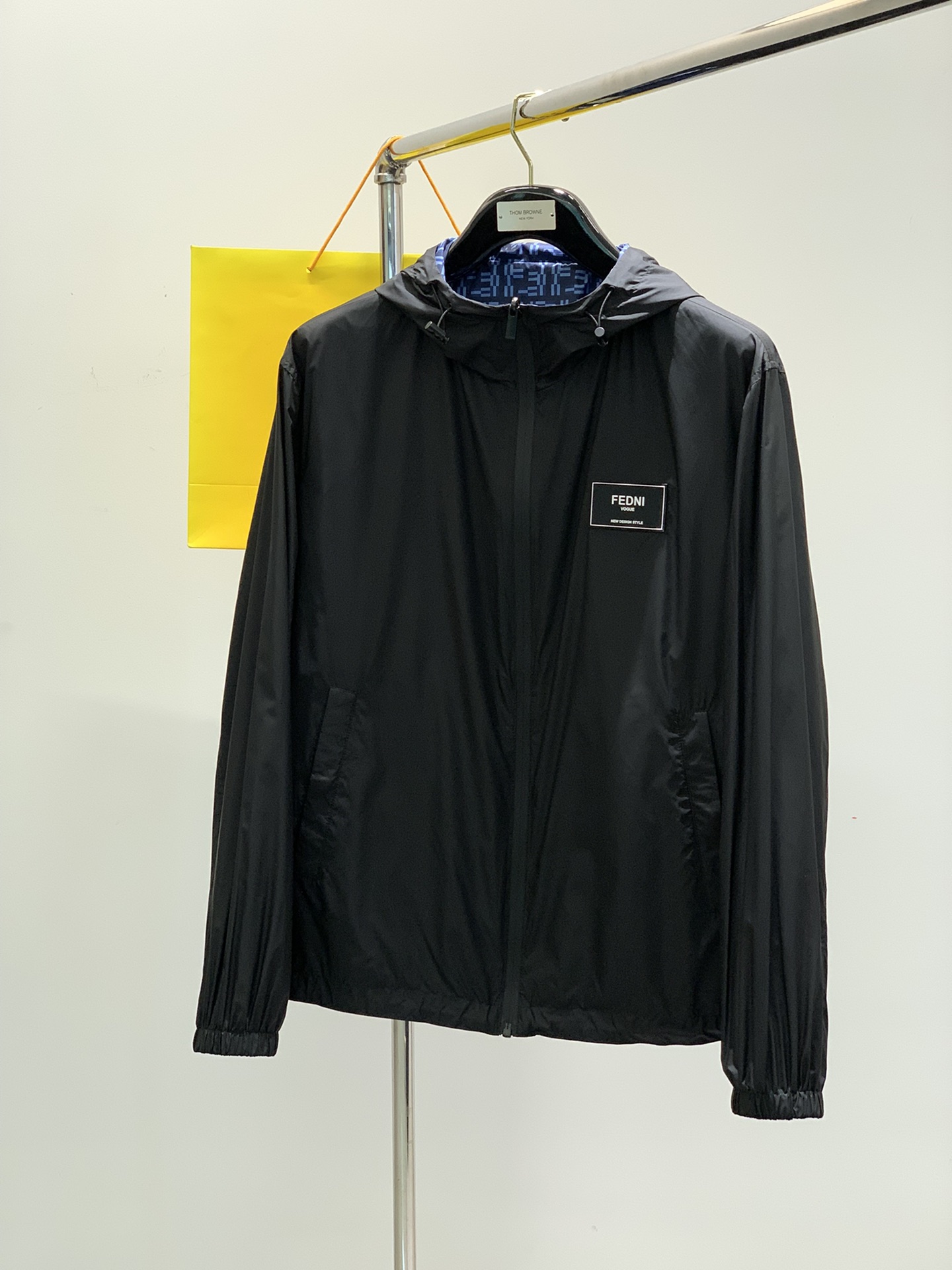 NO:122909,,FENDI, the latest spring products, special counters are available at the same time, original singles, casual and fashionable hooded jackets, imported original fabrics, top-grade printing craft letter pattern logo, original hardware and accessories decoration, unique design, comfortable and breathable upper body, extremely high grade, handsome upper body, 2 colors recommendation, code number M-3XL,,fendi,fendi, jackets & coats,hats,alexander wang19860909,FENDI 芬迪,春季最新品,专柜同步有售,原单狠货,休闲时尚连帽两面穿外套,进口原版面料,顶级印花工艺字母图案logo,原版五金辅料装饰,独特设计,上身舒适透气,档次极高,上身帅气十足,2色推荐,码数M-3XL,,fendi,fendi,jackets & coats,hats,alexander wang,Men's clothing