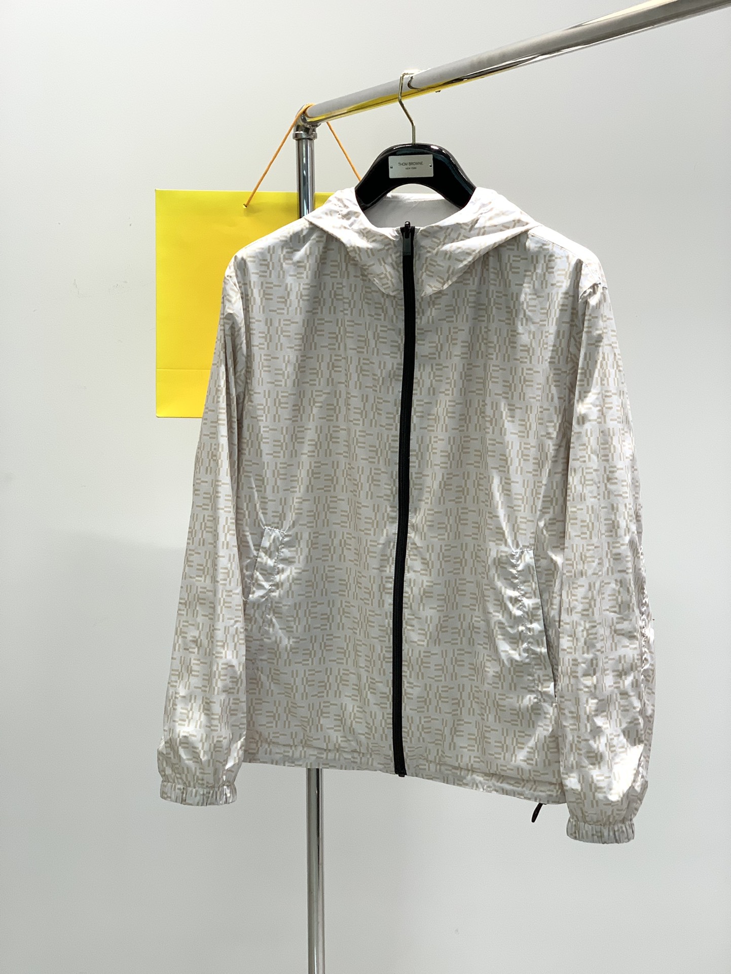 NO:122882,,FENDI, the latest spring products, special counters are available at the same time, original singles, casual and fashionable hooded jackets, imported original fabrics, top-grade printing craft letter pattern logo, original hardware and accessories decoration, unique design, comfortable and breathable upper body, extremely high grade, handsome upper body, 2 colors recommendation, code number M-3XL,,fendi,fendi, jackets & coats,hats,alexander wang19860909,FENDI 芬迪,春季最新品,专柜同步有售,原单狠货,休闲时尚连帽两面穿外套,进口原版面料,顶级印花工艺字母图案logo,原版五金辅料装饰,独特设计,上身舒适透气,档次极高,上身帅气十足,2色推荐,码数M-3XL,,fendi,fendi,jackets & coats,hats,alexander wang,Men's clothing