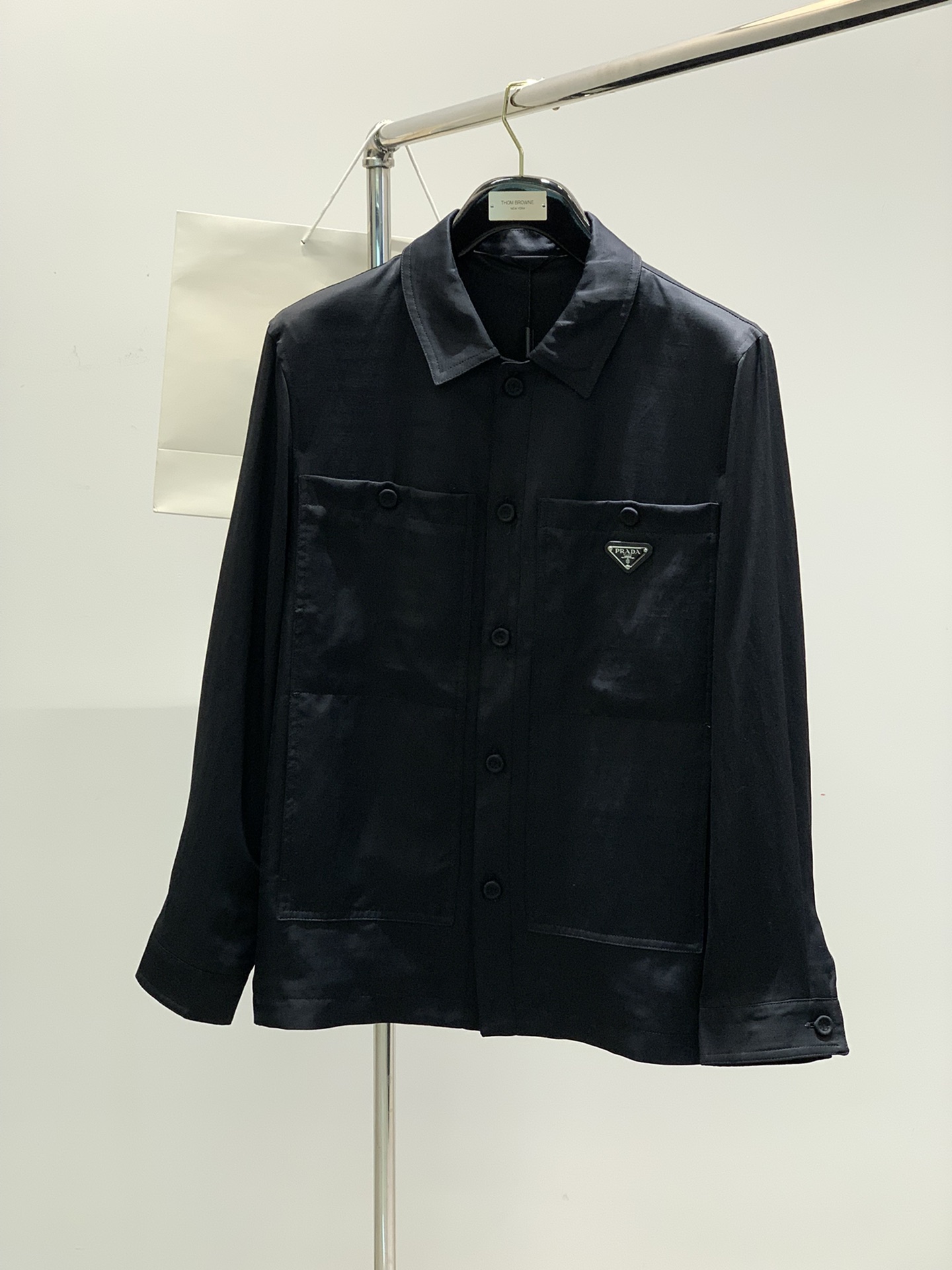 NO:122880,,PRADA Prada, the latest spring products, available at the counter at the same time, fashionable casual jacket lapel jacket, imported original fabric, extremely complex workmanship, the only channel to be used as a purchasing agent, top-level rubber embroidery craft letter pattern logo, original hardware and auxiliary decoration, extremely high grade, comfortable and versatile, handsome and stylish upper body, 2 colors recommendation, code number M-3XL,,prada,prada, jackets & coats,jackets & coats,alexander wang19860909,PRADA 普拉达,春季最新品,专柜同步有售,时尚休闲夹克翻领外套,进口原版面料,做工极为复杂,唯一可以做代购级别的渠道狠货,顶级印胶刺绣工艺字母图案logo,原版五金辅料装饰,档次极高,舒适百搭,上身帅气有型,2色推荐,码数M-3XL,,prada,prada,jackets & coats,jackets & coats,alexander wang,Men's clothing