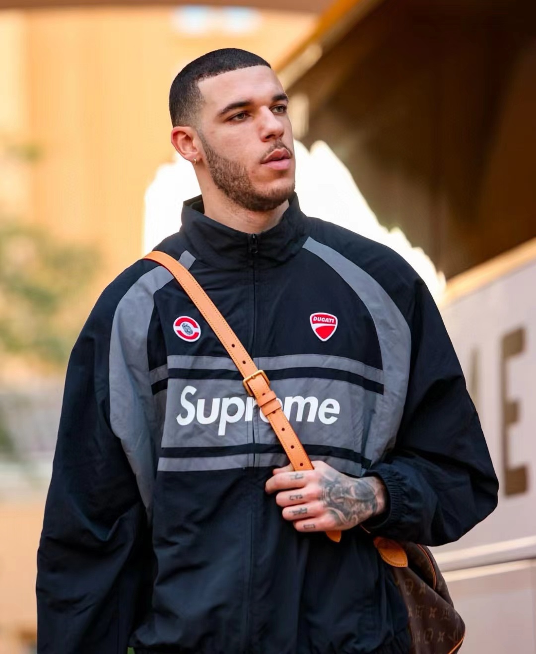 Supreme x DUCATI 杜卡迪 联名款 SS24 WEEK16 TRACK PANT Logo印花撞色运动外套 上身效果#