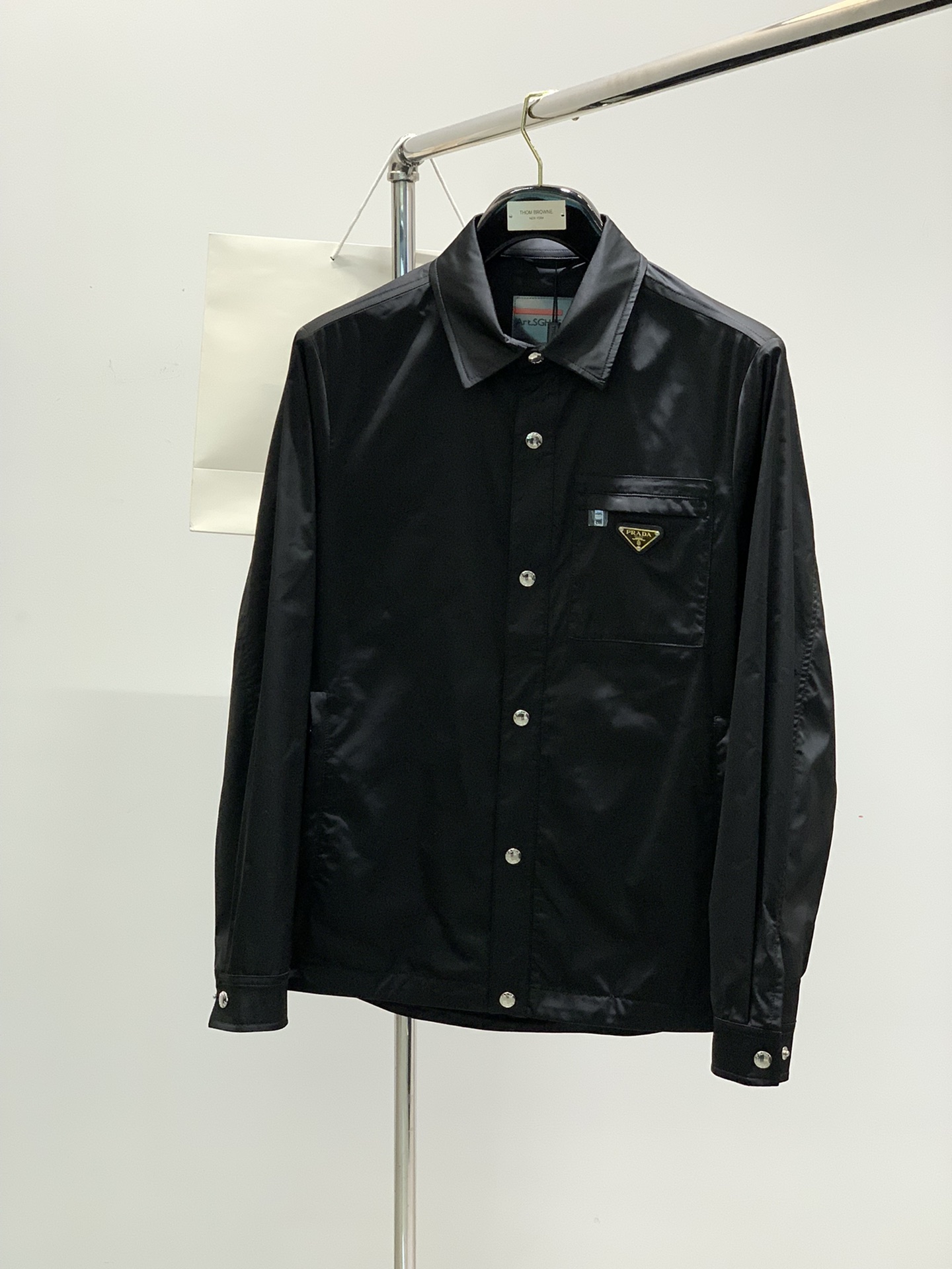 NO:122911,,PRADA Prada, the latest spring products, special counters are available at the same time, fashionable casual jacket lapel jacket, imported original fabric, extremely complex workmanship, the only channel to be used as a purchasing agent, top-level glue printing craft letter pattern logo, original hardware and auxiliary decoration, extremely high grade, comfortable and versatile, handsome and stylish upper body, 2 colors recommendation, code number M-3XL,,prada,prada, jackets & coats,jackets & coats,alexander wang19860909,PRADA 普拉达,春季最新品,专柜同步有售,时尚休闲夹克翻领外套,进口原版面料,做工极为复杂,唯一可以做代购级别的渠道狠货,顶级印胶工艺字母图案logo,原版五金辅料装饰,档次极高,舒适百搭,上身帅气有型,2色推荐,码数M-3XL,,prada,prada,jackets & coats,jackets & coats,alexander wang,Men's clothing