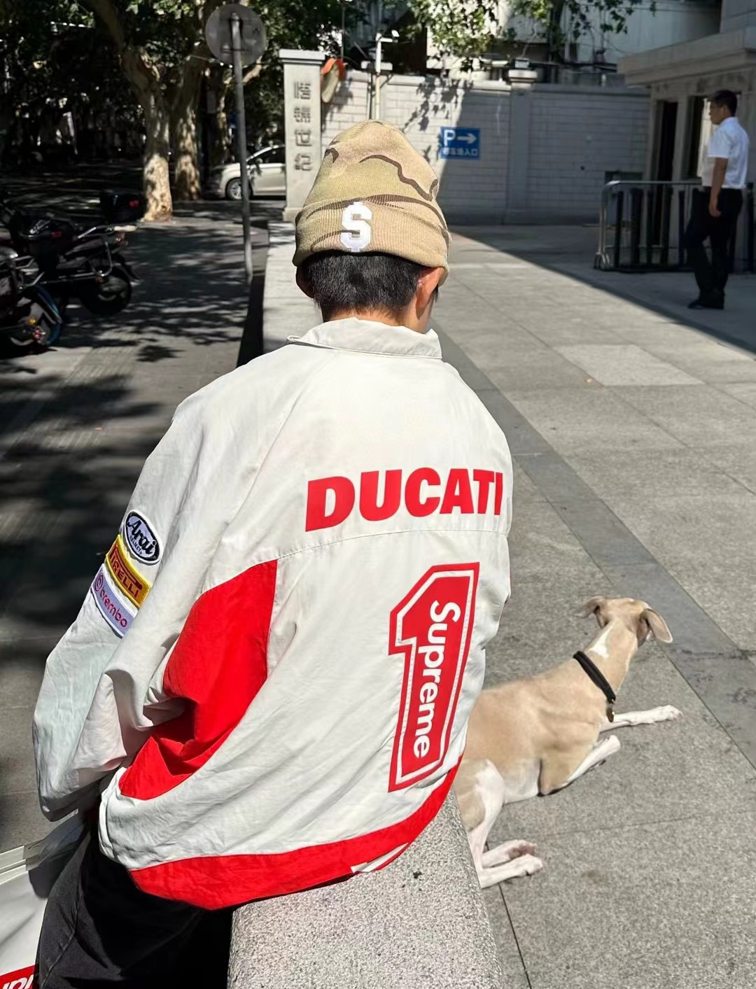 Supreme x DUCATI 杜卡迪 联名款 SS24 WEEK16 TRACK PANT Logo印花撞色运动外套 上身效果#