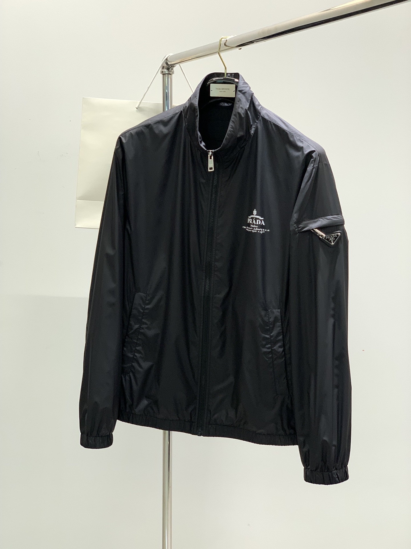 NO:122908,,PRADA Prada, the latest spring products, special counters are available at the same time, fashionable casual jackets, imported original fabrics, extremely complex workmanship, the only channel that can be used as a purchasing agent level, top-level offset printing craft letter pattern logo, original hardware and auxiliary decoration, extremely high grade, comfortable and versatile, handsome and stylish upper body, 2 colors recommendation, code number M-3XL,,prada,prada, jackets & coats,jackets & coats,alexander wang19860909,PRADA 普拉达,春季最新品,专柜同步有售,时尚休闲夹克外套,进口原版面料,做工极为复杂,唯一可以做代购级别的渠道狠货,顶级印胶印花工艺字母图案logo,原版五金辅料装饰,档次极高,舒适百搭,上身帅气有型,2色推荐,码数M-3XL,,prada,prada,jackets & coats,jackets & coats,alexander wang,Men's clothing