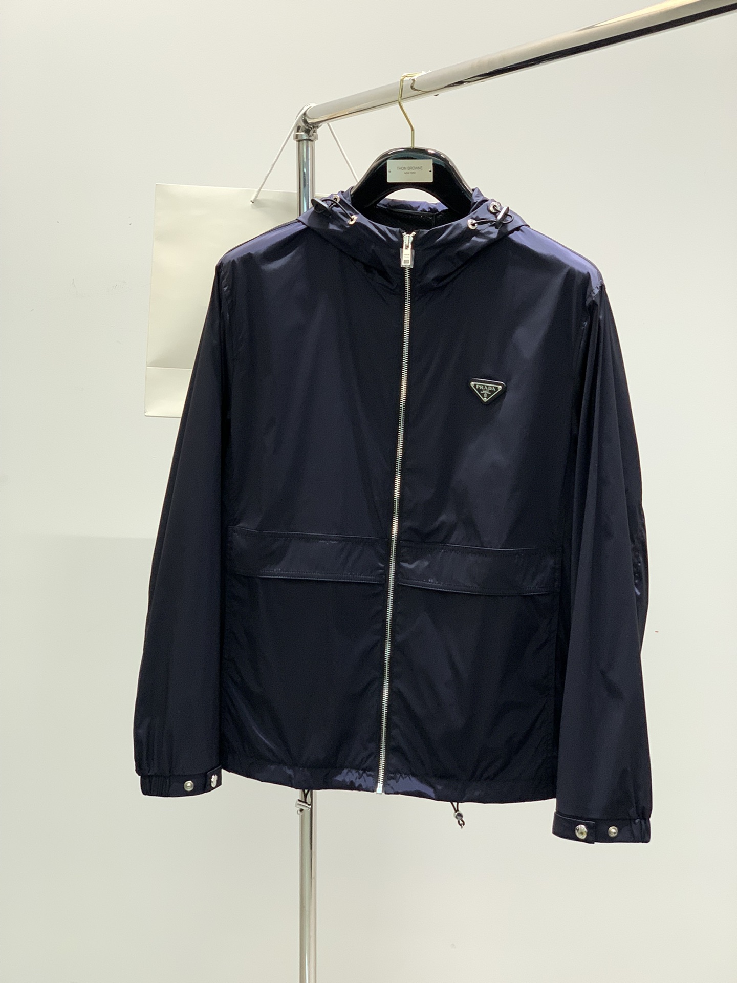 NO:122912,,PRADA Prada, the latest spring products, available at the counter at the same time, fashionable casual jackets and hooded jackets, imported original fabrics, extremely complex workmanship, the only channel to be used as a purchasing agent level, top-level glue printing craft letter pattern logo, original hardware and auxiliary decoration, extremely high grade, comfortable and versatile, handsome and stylish on the upper body, 2 colors recommendation, code number M-3XL,,prada,prada, jackets & coats, jackets & coats,hats,alexander wang19860909,PRADA 普拉达,春季最新品,专柜同步有售,时尚休闲夹克连帽外套,进口原版面料,做工极为复杂,唯一可以做代购级别的渠道狠货,顶级印胶工艺字母图案logo,原版五金辅料装饰,档次极高,舒适百搭,上身帅气有型,2色推荐,码数M-3XL,,prada,prada,jackets & coats,jackets & coats,hats,alexander wang,Men's clothing