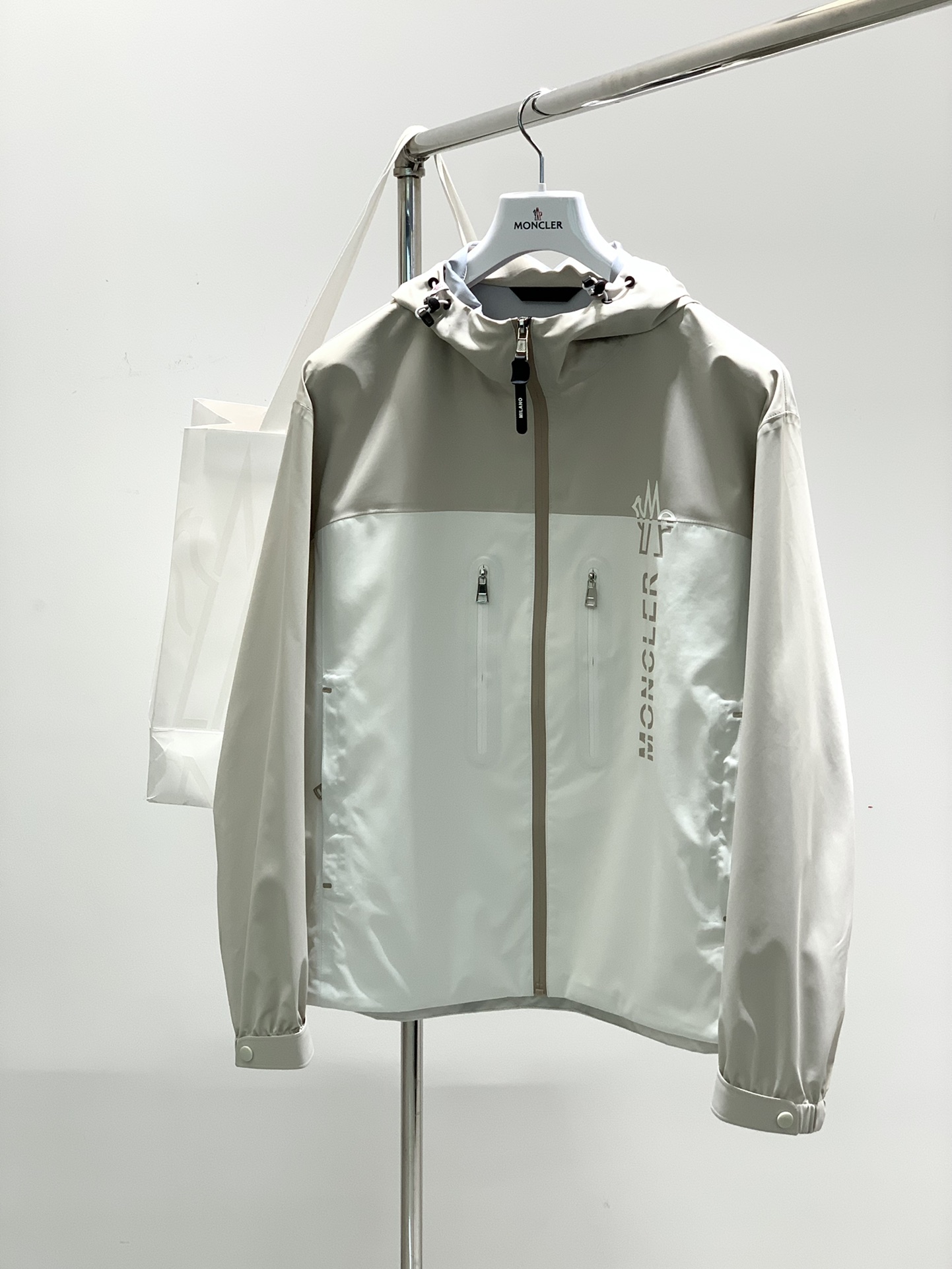 NO:122875,,Moncler cover, the latest spring product, available at the same time for counters, original singles, fashionable casual hooded jacket, comfortable upper body!  Eye-catching and highlighted, using imported original fabric, top-grade printed craft letter pattern logo, original hardware and accessories decoration, simple but not lacking in fashion, fashionable and handsome, 2 colors recommended, code number M-3XL, christian louboutin, Moncler, jackets & coats, hats, alexander wang19860909,Moncler 蒙口,春季最新品,专柜同步有售,原单狠货,时尚休闲连帽外套,上身舒适！吸睛而有亮点,采用进口原版面料,顶级印花工艺字母图案logo,原版五金辅料装饰,简单而不失时尚,上身时尚帅气,2色推荐,码数M-3XL,,christian louboutin,Moncler,jackets & coats,hats,alexander wang,Men's clothing