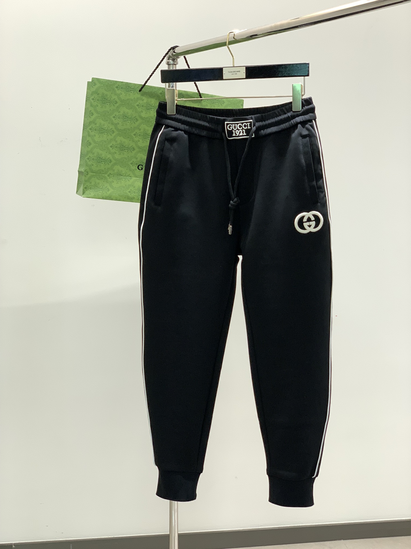 NO:122915,,GUCCI Gucci, the latest spring products, special counters are available at the same time, original singles, fashionable casual pants, imported original fabrics, comfortable and breathable, unique design style, top-grade embroidery craft letter pattern logo, original hardware and auxiliary decoration, extremely high grade, handsome and stylish upper body, code M-3XL,,gucci,gucci,alexander wang19860909,GUCCI 古驰,春季最新品,专柜同步有售,原单狠货,时尚休闲裤,进口原版面料,舒适透气,独特设计风格,顶级刺绣工艺字母图案logo,原版五金辅料装饰,档次极高,上身帅气有型,码数M-3XL,,gucci,gucci,alexander wang,Men's clothing