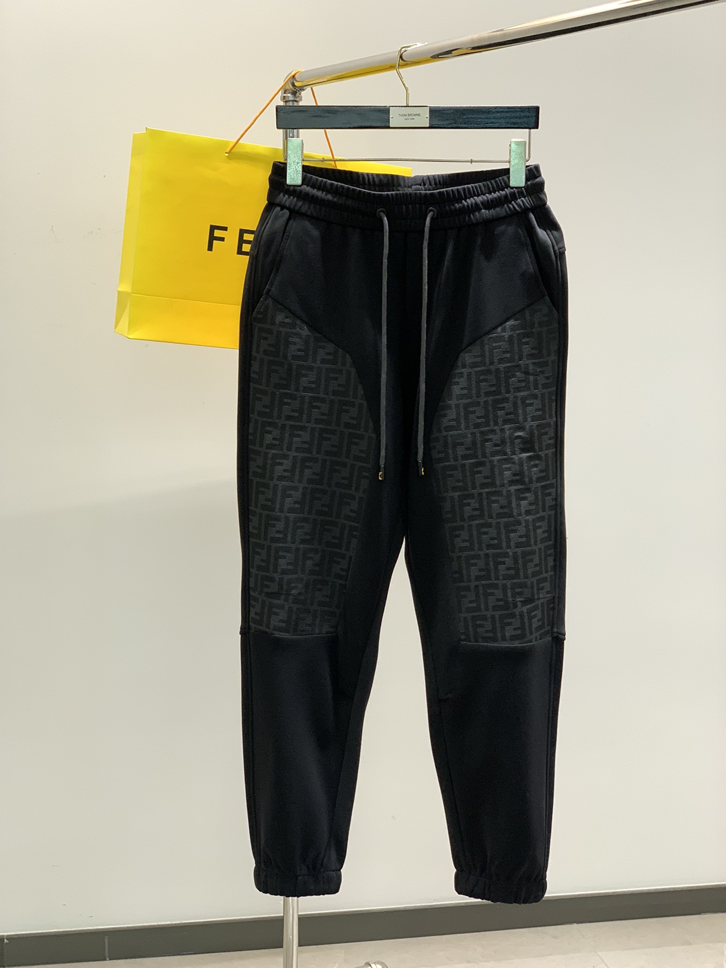 NO:122907,,FENDI Fendi, the latest spring products, special counters are available at the same time, original singles, fashionable casual pants, imported original fabrics, unique design, comfortable and breathable upper body, top-grade printing craft letter pattern decoration logo, original hardware and auxiliary materials decoration, extremely high grade, handsome upper body, code M-3XL,,fendi,fendi,alexander wang19860909,FENDI 芬迪,春季最新品,专柜同步有售,原单狠货,时尚休闲裤,进口原版面料,独特设计,上身舒适透气,顶级印花工艺字母图案装饰logo,原版五金辅料装饰,档次极高,上身帅气十足,码数M-3XL,,fendi,fendi,alexander wang,Men's clothing