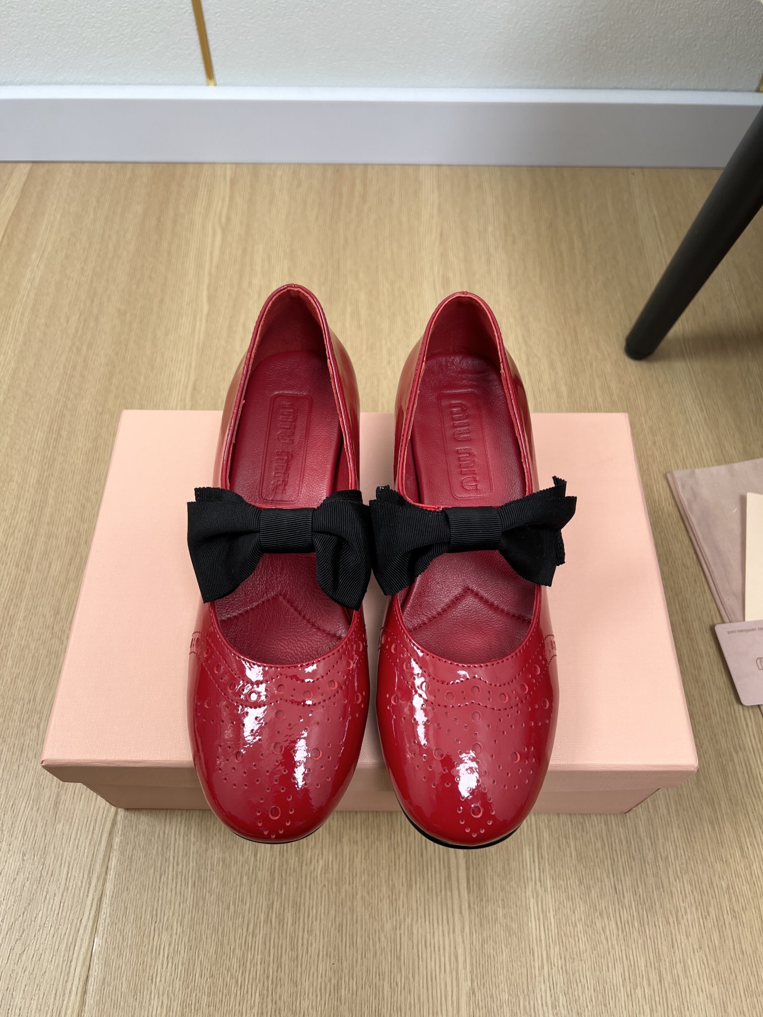 NO:259765,MiuMiu | Miu Home Spring and Summer New Products, the latest popular bow-shaped single shoe series in the counter, fashionable, simple and high-end, casually matched, very light and comfortable to wear, this year's main model, fashionable, simple and high-end, casually matched, very comfortable to wear, must-have for the year!  Original purchase and development, making products, miu's latest hit, avant-garde and bold design, Miu logo style is integrated into the simple lines of this leather sneaker. The chic logo is decorated on the tongue and back, embellished with retro design. Upper imported beef patent leather, inner imported sheepskin insole imported sheepskin outsole, Italian imported genuine leather outsole, shoe thickness 3.5cm, size 35-42 (40.42 customized) Packaging original packaging, single shoes, Mary Jane, miumiu, mary jane, sneakers, sheepskin, Leather soles19860909MiuMiu缪缪 | miu家春夏新品 专柜最新爆款蝴蝶结单鞋系列 时尚 简约高级 随意搭配 上脚非常轻便舒适 今年主推款 时尚 简约高级 随意搭配 上脚非常舒适,年度必入款！原版购入开发 做货 miu家最新爆款 前卫大胆的设计 Miu logo 风格融于此款皮革运动鞋的简约线条.别致徽标饰于鞋舌与背面,点缀复古设计. 鞋面进口牛漆皮 内里进口羊皮 鞋垫进口羊皮 大底意大利进口真皮大底 鞋厚3.5cm 码数35-42（40.42定制） 包装原版包装,单鞋玛丽珍,miumiu,mary jane,sneakers,sheepskin,Leather soles,Women's Shoes