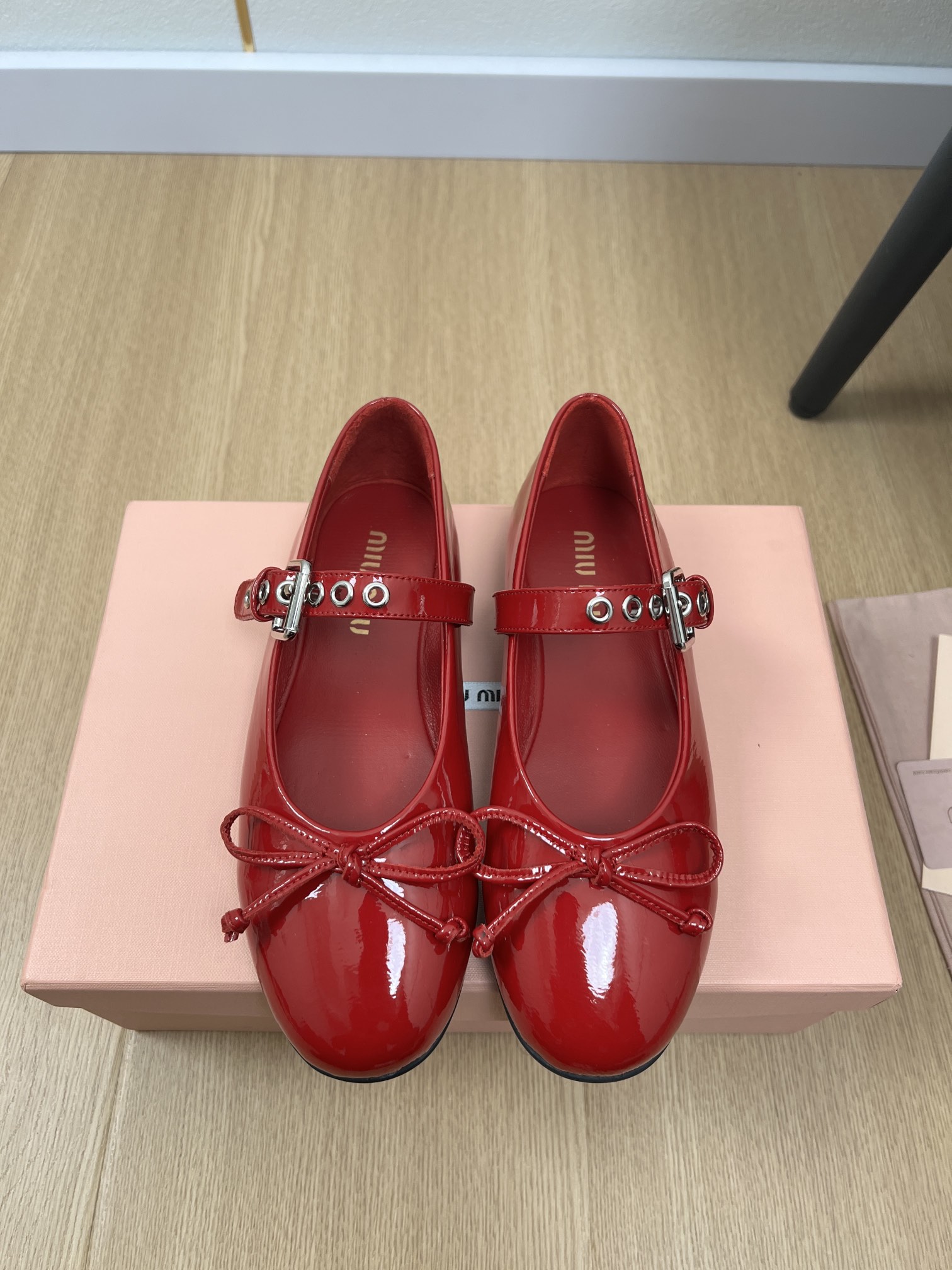 NO:259767,MiuMiu | Miu Home Spring and Summer New Products, the latest popular bow-shaped single shoe series in the counter, fashionable, simple and high-end, casually matched, very light and comfortable to wear, this year's main model, fashionable, simple and high-end, casually matched, very comfortable to wear, must-have for the year!  Original purchase and development, making products, miu's latest hit, avant-garde and bold design, Miu logo style is integrated into the simple lines of this leather sneaker. The unique logo is decorated on the tongue and back, embellished with retro design. Upper imported beef patent leather, inner imported sheepskin insole imported sheepskin, outsole original open molded sole, thick flat sole, size 35-42 (customized for 40.41.42) Packaging original packaging, single shoes, Mary Jane, miumiu, mary jane, sneakers, sheepskin19860909MiuMiu缪缪 | miu家春夏新品 专柜最新爆款蝴蝶结单鞋系列 时尚 简约高级 随意搭配 上脚非常轻便舒适 今年主推款 时尚 简约高级 随意搭配 上脚非常舒适,年度必入款！原版购入开发 做货 miu家最新爆款 前卫大胆的设计 Miu logo 风格融于此款皮革运动鞋的简约线条.别致徽标饰于鞋舌与背面,点缀复古设计. 鞋面进口牛漆皮 内里进口羊皮 鞋垫进口羊皮 大底原版开模大底 鞋厚平底 码数35-42（40.41.42定制） 包装原版包装,单鞋玛丽珍,miumiu,mary jane,sneakers,sheepskin,Women's Shoes