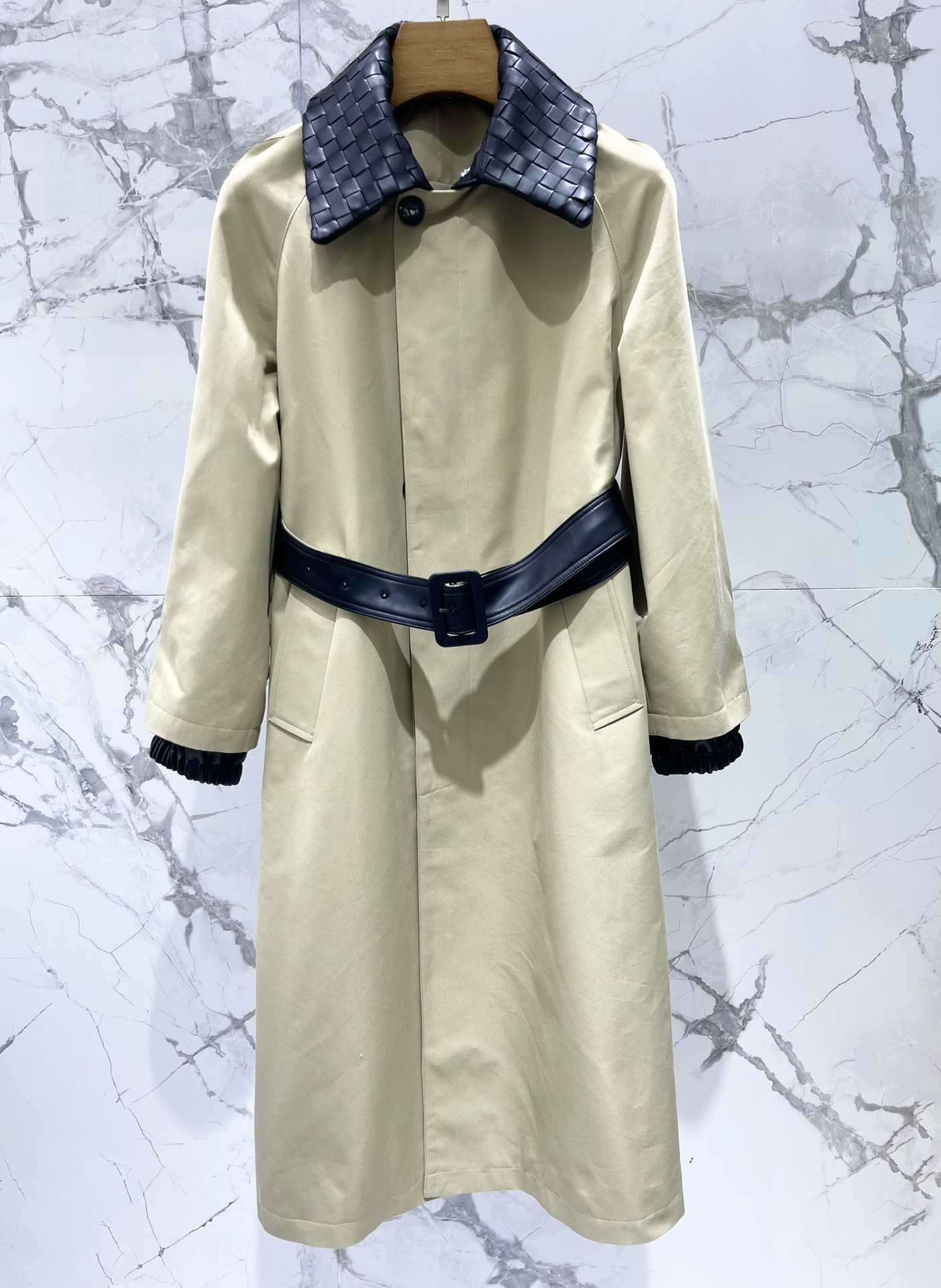 𝗕𝗢𝗧𝗧𝗘𝗚𝗔 𝗩𝗘𝗡𝗘𝗧*早春新款

高密全棉拼双层绵羊皮真皮编织可卸领长款风衣

高密全棉面料与双层