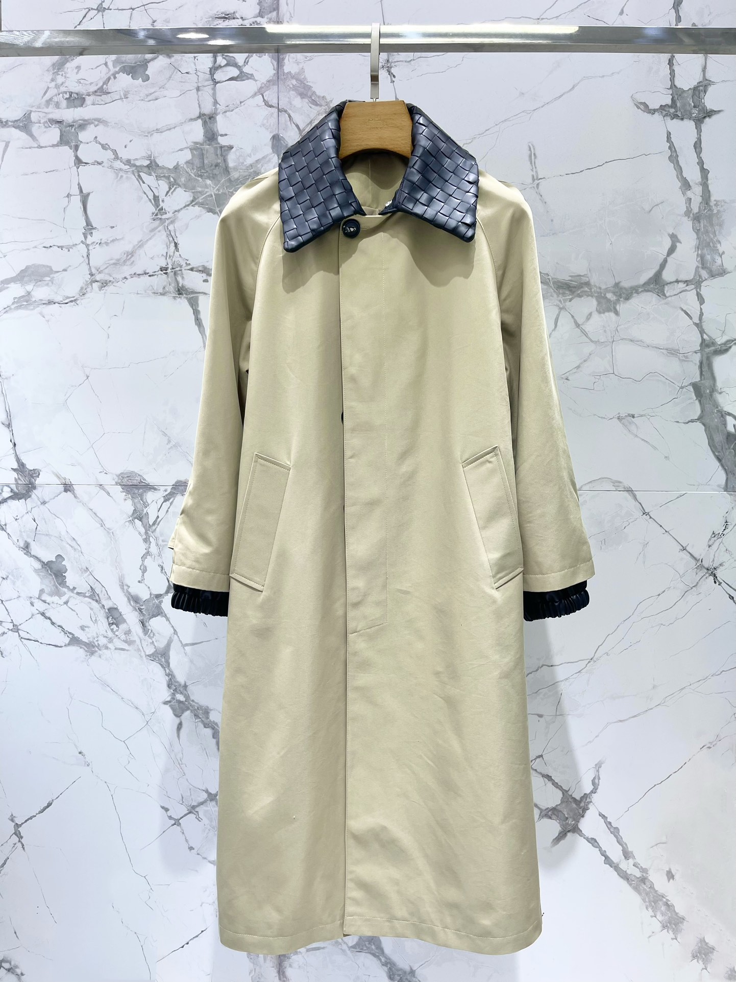 𝗕𝗢𝗧𝗧𝗘𝗚𝗔 𝗩𝗘𝗡𝗘𝗧*早春新款

高密全棉拼双层绵羊皮真皮编织可卸领长款风衣

高密全棉面料与双层