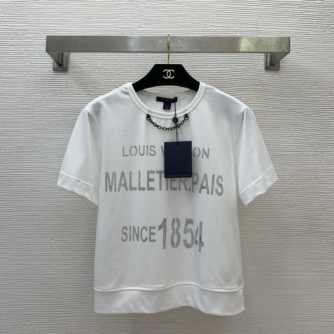 NO:311831,Picture number G25022437 LOUIS*Dujia LV new style classic metal chain decorative old letter logo printed loose fashionable wide edge short sleeve T-shirt top!  White, (L size shoulder width 38, bust 96, sleeve length 19, clothing length 54, louis vuitton, louis vuitton, louis vuitton, louis vuitton, T-shirt,tees, t-shirt,alexander wang19860909图款号G25022437 LOUIS*驴家LV新款 经典金属链条装饰做旧字母logo印花宽松时尚宽边短袖t恤上衣！白色,（L码肩宽38,胸围96,袖长19,衣长54,,louis vuitton,louis vuitton,louis vuitton,louis vuitton,T-shirt,tees，t-shirt,alexander wang,Women's clothing