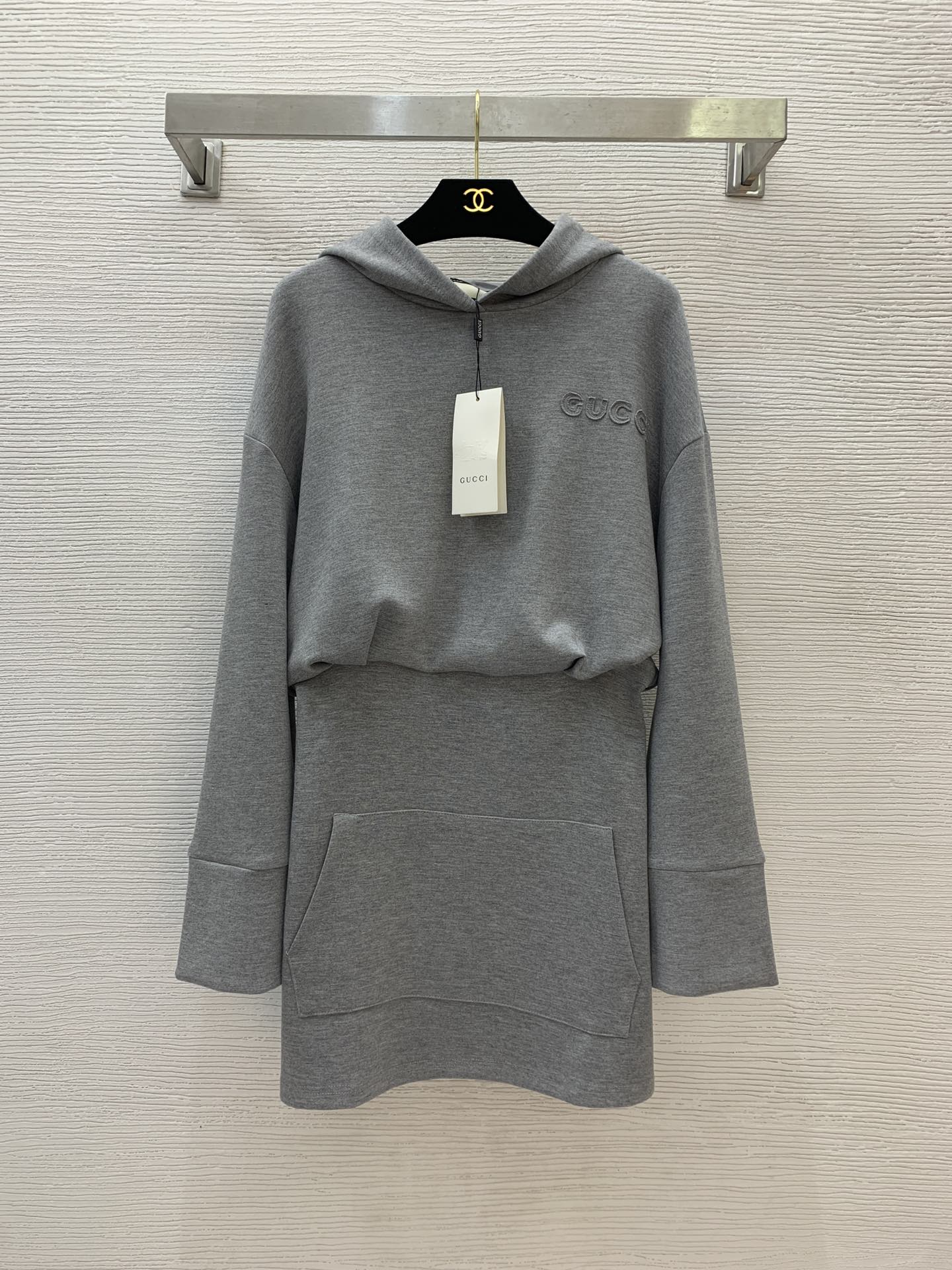 NO:311357,Model number D25022473 GUCC* new custom space cotton fabric has a crisp and stylish finish!  Applied embroidered logo on the chest, fake two-piece paired with waist, slim long-sleeved hooded sweatshirt dress!  Gray, black, (M size bust 112, sleeve length 52, shoulder width 58, waist 76, skirt length, gucci, hoodie, sweatshirts, skirts, hats, alexander wang19860909款号D25022473 GUCC*新款定制太空棉面料版型挺括有型！胸前贴布刺绣logo徽标假两件拼接收腰显瘦长袖连帽卫衣式连衣裙！灰色、黑色、（M码胸围112,袖长52,肩宽58,腰围76,裙长,,gucci,hoodie,sweatshirts,skirts,hats,alexander wang,Women's clothing