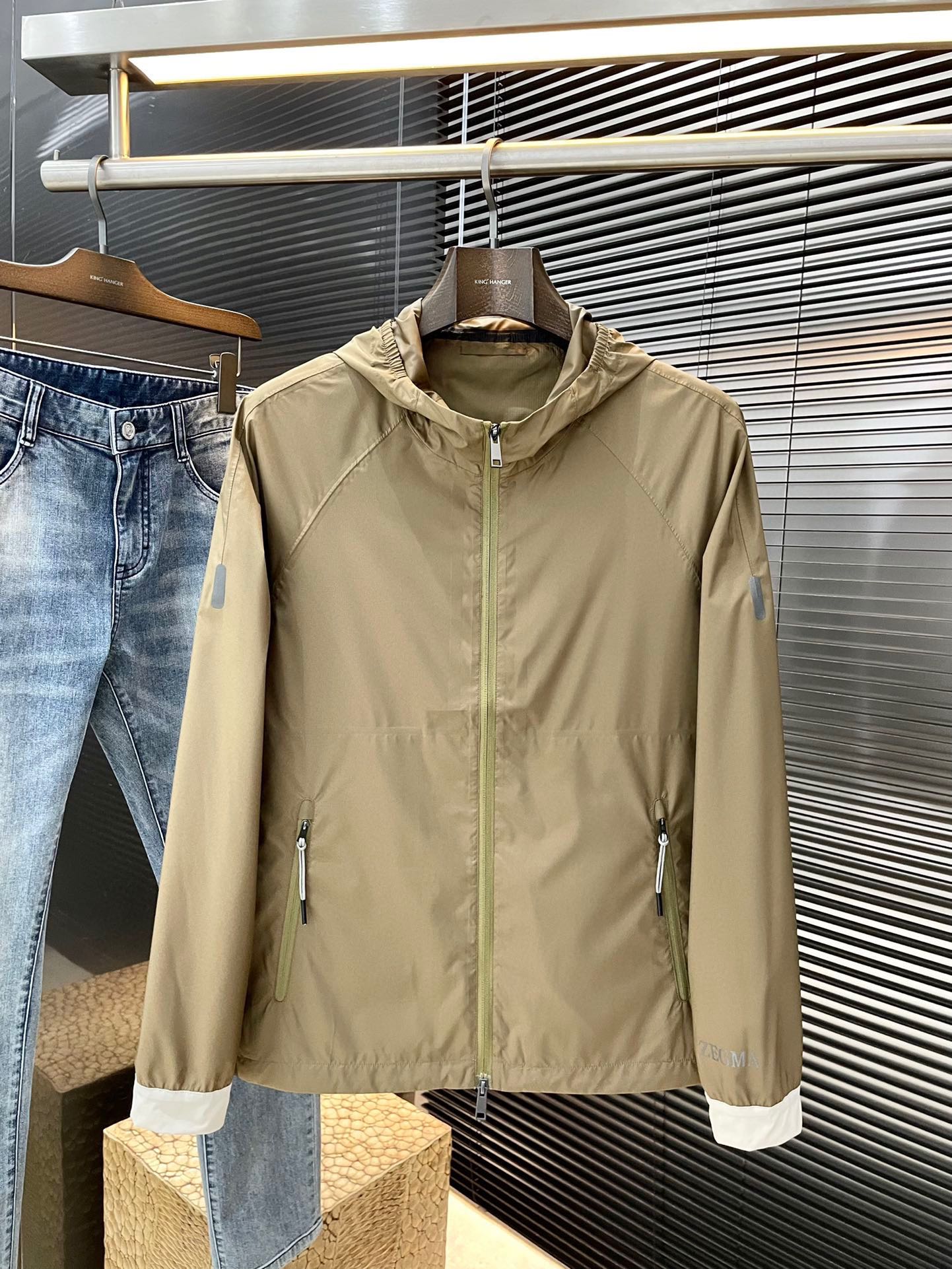 NO:122747,Z Zegna- (Jenia) big recommendation!  2025 spring new products are released simultaneously on the official website. Simple and elegant jackets are imported original high-quality polyester fiber fabric. The sag and luster are definitely refreshing. The placket design makes it more youthful and energetic. The turning work is neat and flat. All hardware accessories are top-grade accessories with logos. It is obvious that they are high-end fabrics. This fabric is a regular woven. It is a good product from the regular factory. There is no picky place. This jacket is often worn and has strong practicality. Size 48-56,,zegna, jackets & coats, jackets & coats, alexander wang19860909Z Zegna-（杰尼亚）重磅推荐！2025春季新品 官网同步发售 简约大方夹克 进口原版高品质聚酯纤维面料,垂度和光泽绝对是提气,门襟设计 更显青春活力,车工走线整齐平整,所有五金附料都是客供带logo顶级配件 一看就是高档的面料 这种面料都是定织的 正规大厂途径出来的好货,无任何有挑剔的地方 这样的一件外套属于常备常穿的,实用性很强.尺码 48-56,,zegna,jackets & coats,jackets & coats,alexander wang,Men's clothing