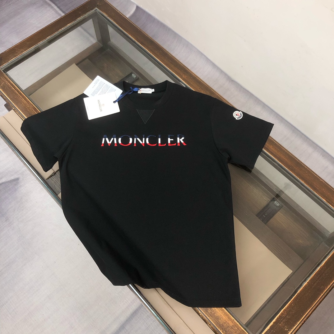 NO:123295,SMON*CLER 2025 spring and summer new model is available for sale, special counter series pure cotton T-shirts!  270 grams of customized cotton, soft and comfortable fabric, new design inspiration, extremely fashionable and representative!  Customized contrasting embroidery logo design, comfortable and breathable!  Extremely fashionable, durable and stylish, with high-end and elegant upper body effect, and an extremely stylish and versatile style!  Color black white orange royal blue Size S M L XL (large version! Please report height and weight to place an order), christian louboutin, Moncler,tees, t-shirt,alexander wang19860909SMON*CLER 蒙口 2025春夏新款上市 专柜系列纯棉T恤！270克定制棉,面料柔软舒适,全新设计灵感,极具时尚代表性！定制撞色刺绣logo设计,手感舒适透气！极为时尚耐看有腔调,上身效果高端大气,极致有型的百搭款！ 颜色黑色 白色 桔色 宝蓝色 尺码S M L XL(偏大版型！下单请报身高体重),,christian louboutin,Moncler,tees，t-shirt,alexander wang,Men's clothing