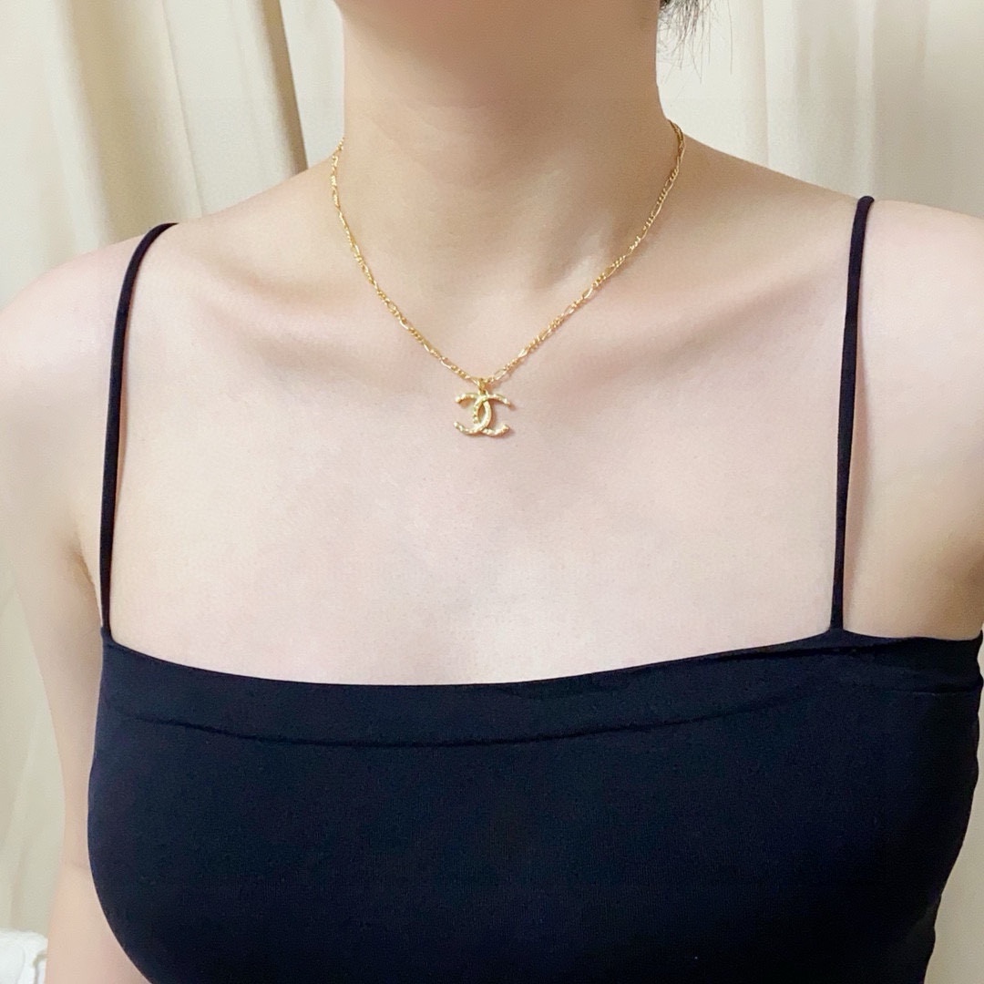 NO:111827,Chanel Xiaoxiang Style Middle-aged Gold and Silver Series Exclusive Essential Necklace Unique Chain Xiaohongshu Recommended Chanel's latest double C super personality, versatile style is very special, the overall details are very surprising, the design feels full, not only brings personal confidence and taste, but also elegant and fashionable style, highlighting the elegant French atmosphere, plus meticulous details, making it more attractive to wear, jewelry quality, chanel, chanel, necklace19860909Chanel 小香风中古金银系列独家精工项链独特的链条小红书推荐爆款香奈最新款双C超个性,百搭款特别特别赞,整体细节非常令人惊喜,设计感十足,不仅带出个人自信及品味,款式典雅而时尚,突显法式高雅气息,加上一丝不苟的细节,使得佩戴起来更具吸引力,饰品精品,chanel,chanel,necklace,Jewelry