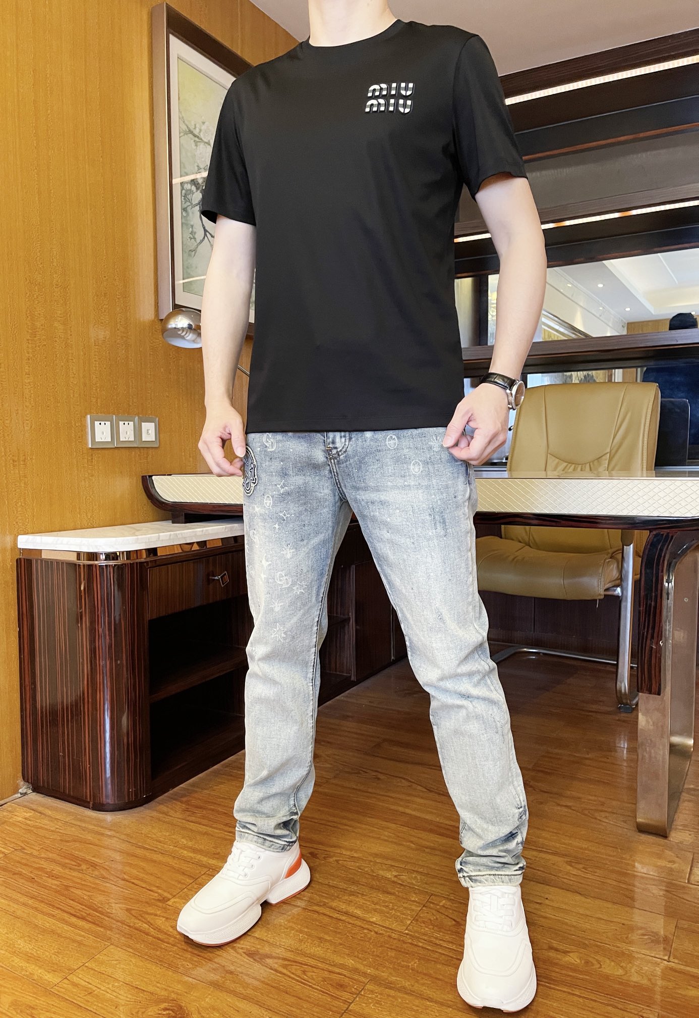 NO:122526,Miumiu-2025 counter latest hot T-shirt shipment, hot-selling items in European and American counters!  Selected Italian imported mercerized cotton fabrics with fashionable designs, exquisite brand logo on the chest to show the charm You are definitely worthy of having. Number 48-56 (model 173/130 wears 48, with Hong Kong Lane Crawford gift box packaging), miumiu,tees, t-shirt,alexander wang19860909Miumiu-2025专柜最新爆款T恤出货 欧美专柜热销单品！精选意大利进口丝光精棉面料搭配时尚的设计,胸前精致的品牌标志彰显韵味 您绝对值得拥有.码数48-56（模特173/130穿48,配香港连卡佛礼盒包装）,,miumiu,tees，t-shirt,alexander wang,Men's clothing