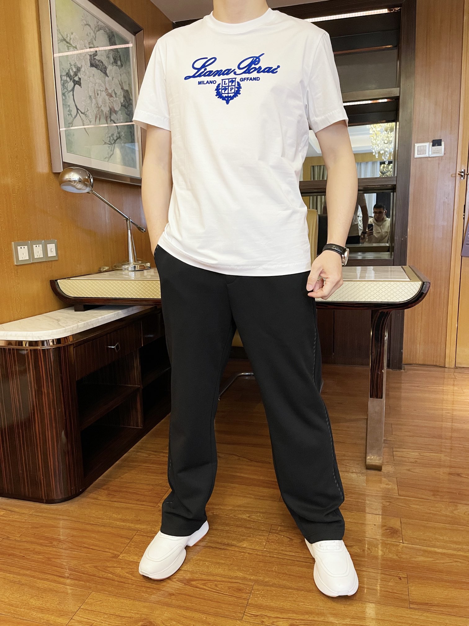 NO:122532,LP-2025 counter latest hot T-shirt shipment, hot-selling items in European and American counters!  Selected Italian imported mercerized cotton fabrics with the latest designs, the unique brand logo on the chest highlights the fashion, and the upper body effect can be seen. Number of codes 48-56 (model 173/130 wears 48 with Hong Kong Lane Crawford gift box packaging), loro piano, tees, t-shirt, alexander wang19860909LP-2025专柜最新爆款t恤出货 欧美专柜热销单品！精选意大利进口丝光棉面料搭配最新的设计,胸前的独特品牌logo彰显时尚 上身效果看得见.码数48-56（模特173/130穿48配香港连卡佛礼盒包装）,,loro piana,tees，t-shirt,alexander wang,Men's clothing