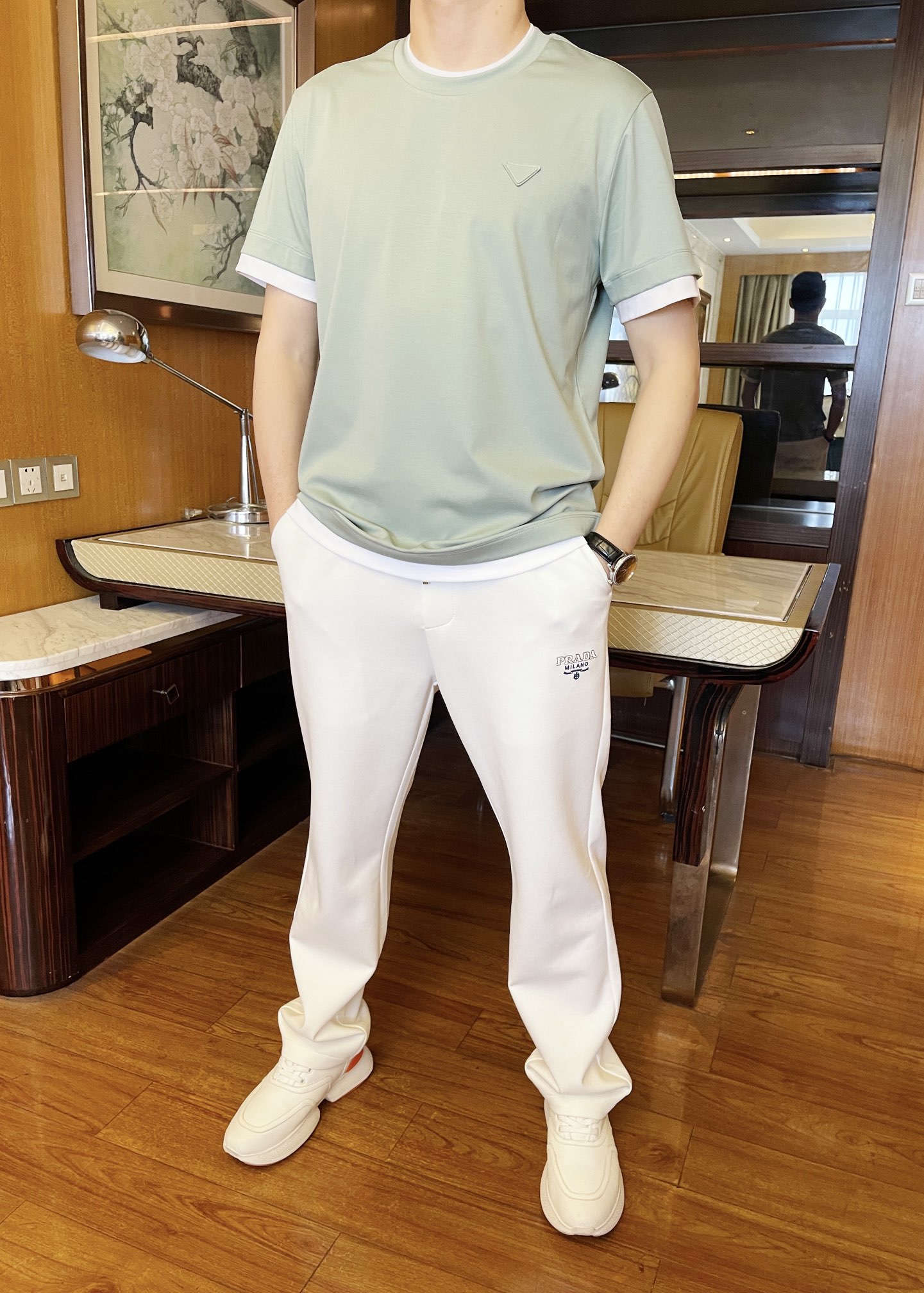 NO:122535,Prada-2025 counter latest hot T-shirt shipment, hot-selling items in European and American counters!  Selected Italian cotton fabrics with the latest designs, the unique brand logo on the chest highlights the fashion, and the upper body effect can be seen. Number of codes 48-56 (model 173/130 wears 48 with Hong Kong Lane Crawford gift box packaging), prada,tees, t-shirt, alexander wang19860909普拉达-2025专柜最新爆款t恤出货 欧美专柜热销单品！精选意大利精棉面料搭配最新的设计,胸前的独特品牌logo彰显时尚 上身效果看得见.码数48-56（模特173/130穿48配香港连卡佛礼盒包装）,,prada,tees，t-shirt,alexander wang,Men's clothing