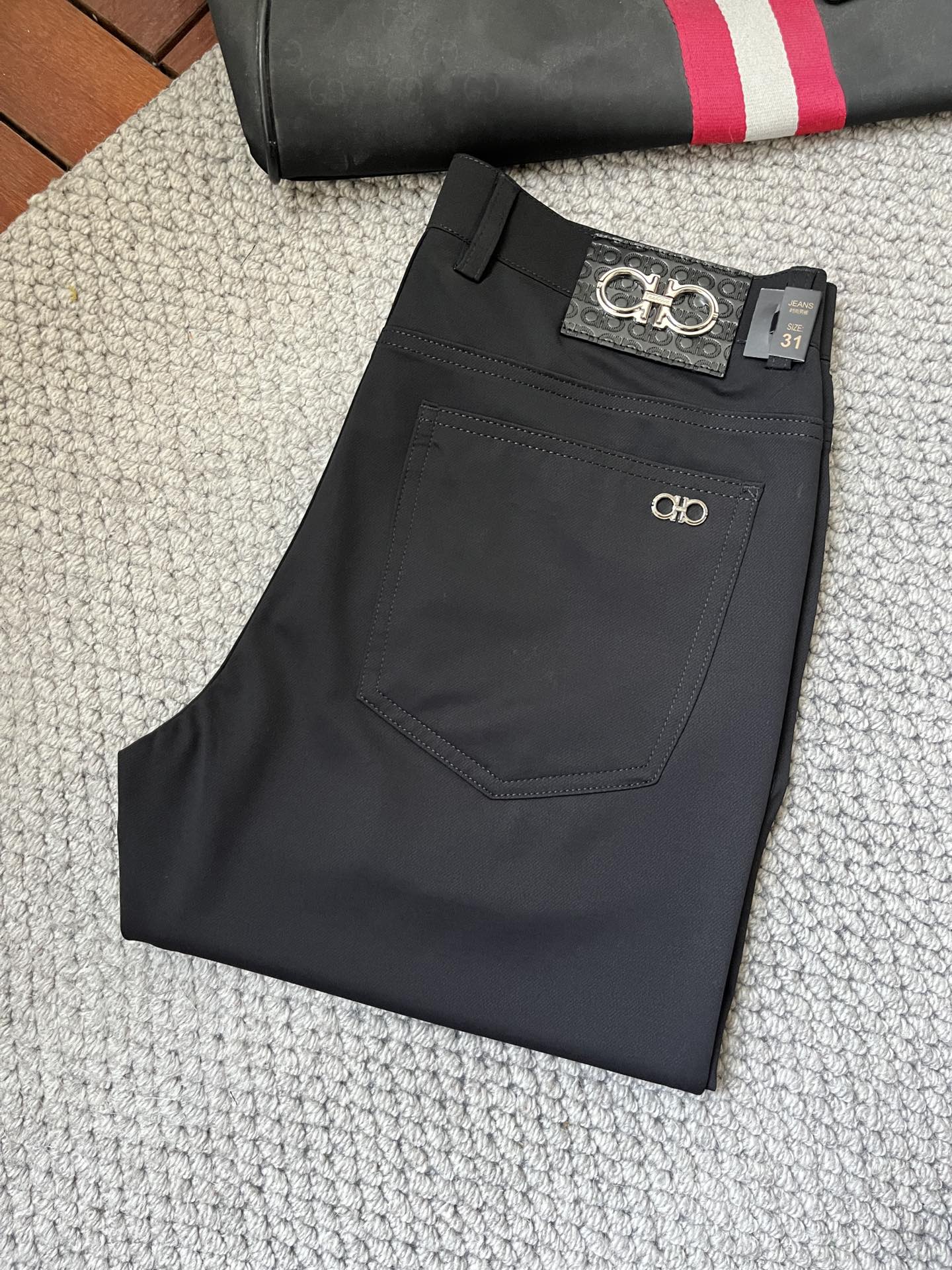 NO:871402,Ferrag's spring and summer counters are hot-selling casual pants. This season's must-have versatile style, the upper body is extremely outstanding, super versatile, the original 1:1 replica. The counter's latest fashion element design, imported custom-woven high-quality European cotton fabrics, super good fit, a must-have for casual fashion!  Highly recommended, sizes 29-38,19860909菲拉格 春夏专柜同步爆款休闲裤,本季必入百搭款式,上身极为出挑,超级百搭款 ,原版1:1复刻 专柜最新时尚元素设计,进口定织高品质欧棉面料,版型超好,休闲时尚必备！强烈推荐款 尺码 29-38,,,Men's clothing