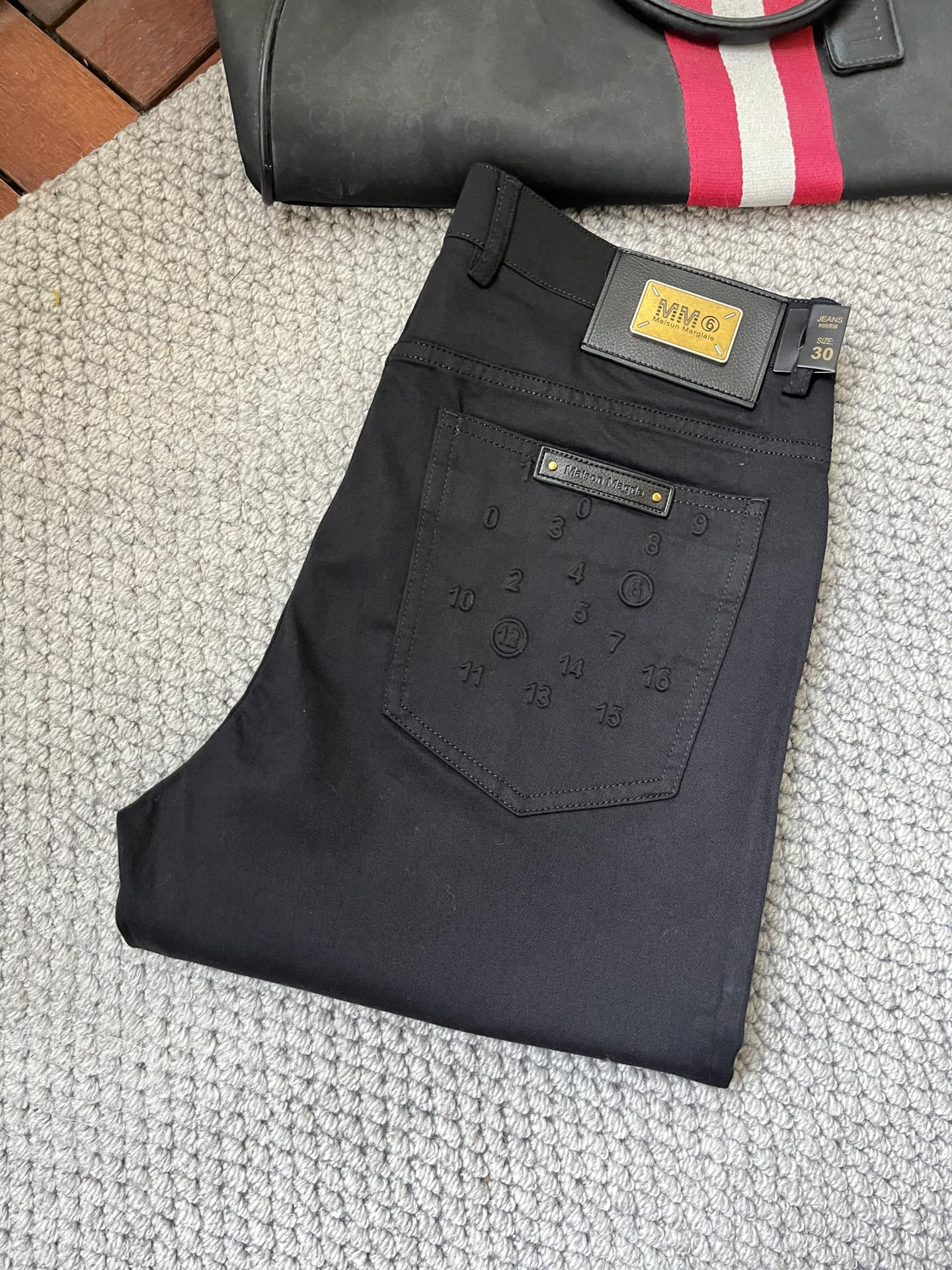 NO:871385,MC spring and summer counters are hot-selling casual pants. This season's must-have versatile style, the upper body is extremely outstanding, super versatile, the original 1:1 replica. The counter's latest fashion element design, imported custom-woven high-quality European cotton fabrics, super good fit, a must-have for casual fashion!  Highly recommended, sizes 29-38,19860909MC春夏专柜同步爆款休闲裤,本季必入百搭款式,上身极为出挑,超级百搭款 ,原版1:1复刻 专柜最新时尚元素设计,进口定织高品质欧棉面料,版型超好,休闲时尚必备！强烈推荐款 尺码 29-38,,,Men's clothing