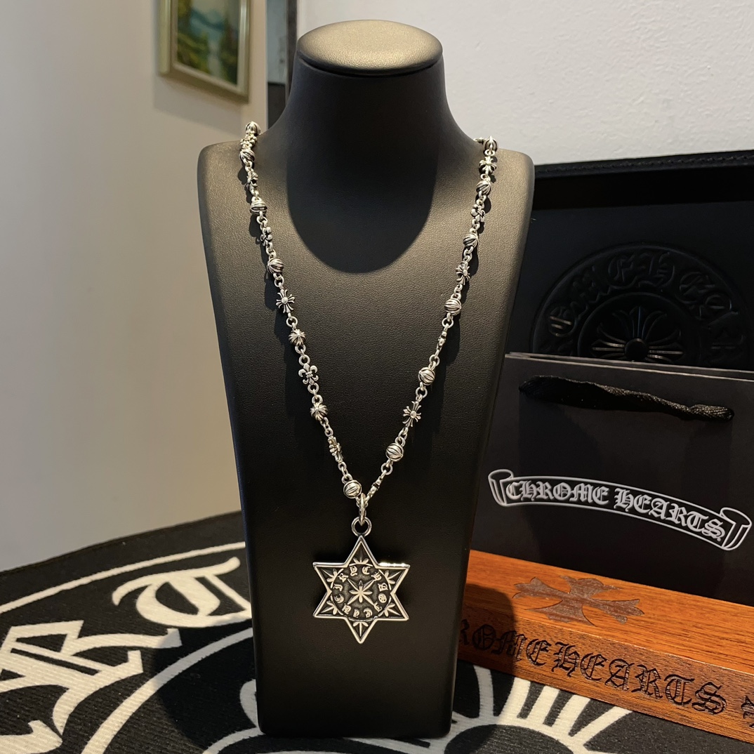 NO:105649,TikTok/Kuaishou/ins/Xiaohongshu/Live Hot, New [Counter Quality] Chrome Hearts Cross Flower Ball Necklace, Hexagram Pendant, Concave and Convex and Convex Scout Flowers are Croxin's ambition, so they last forever. Genuine version of Chrome Hearts Croxin, different light version of the market, benchmarking quality, looking at the details of the letter printing, retro old gray oxygen level. Seiko version!  !  !  Pure handmade ~ Authentic model opening must-have fashion and fashion, both men and women can wear it, same style for couples, original official website, rock punk style silver style, retro elements, trendy and versatile!  , jewelry boutique, chrome hearts, chrome hearts, necklace19860909批 抖音/快手/ins/小红书/直播热门 ,新款【专柜品质】Chrome Hearts克罗心十字花球项链 ,六芒星吊坠,凹凸造型不同的花纹设计风格 呈现出与众不同 十字架 童军花是克罗心的志 所以更经久不衰 正品打版Chrome Hearts克罗心 区别市场普通轻版 对版对标品质 看字印细节 复古做旧灰氧程度.精工版本！！！ 纯手工打造 ～正品开模潮流时尚必备 男女均可佩戴 情侣同款 官网原版 摇滚朋克泰银风格 复古元素 潮流百搭！,饰品精品,chrome hearts,chrome hearts,necklace,Jewelry