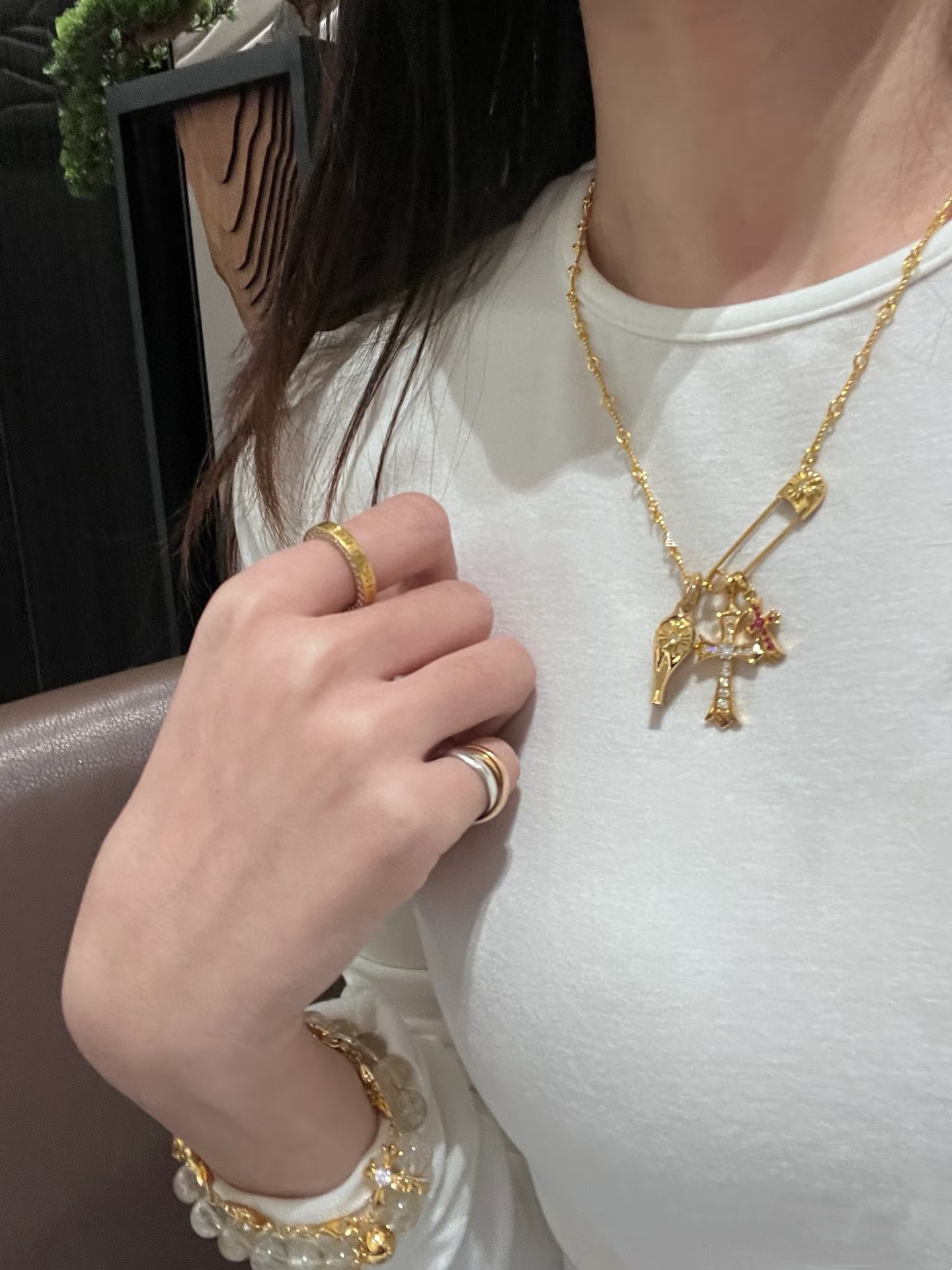 NO:105651,New [Counter Quality] Chrome Hearts Croxin Classic golden pin cross whistle necklace with different concave and concave and convex design styles present unique cross Scout flowers are Croxin's ambitions, so they last longer. Genuine version of Chrome Hearts Croxin, differentiated from the market, benchmarked on the quality of the version, looked at the details of the letter printing, retro old gray oxygen level. Seiko version!  !  !  Pure handmade ~ Authentic model opening must-have fashion and fashion, both men and women can wear it, same style for couples, original official website, rock punk style silver style, retro elements, trendy and versatile!  , jewelry boutique, chrome hearts, chrome hearts, necklace, gold19860909新款【专柜品质】Chrome Hearts克罗心 经典黄金色别针十字架哨子项链 凹凸造型不同的花纹设计风格 呈现出与众不同 十字架 童军花是克罗心的志 所以更经久不衰 正品打版Chrome Hearts克罗心 区别市场普通轻版 对版对标品质 看字印细节 复古做旧灰氧程度.精工版本！！！ 纯手工打造 ～正品开模潮流时尚必备 男女均可佩戴 情侣同款 官网原版 摇滚朋克泰银风格 复古元素 潮流百搭！,饰品精品,chrome hearts,chrome hearts,necklace,gold,Jewelry