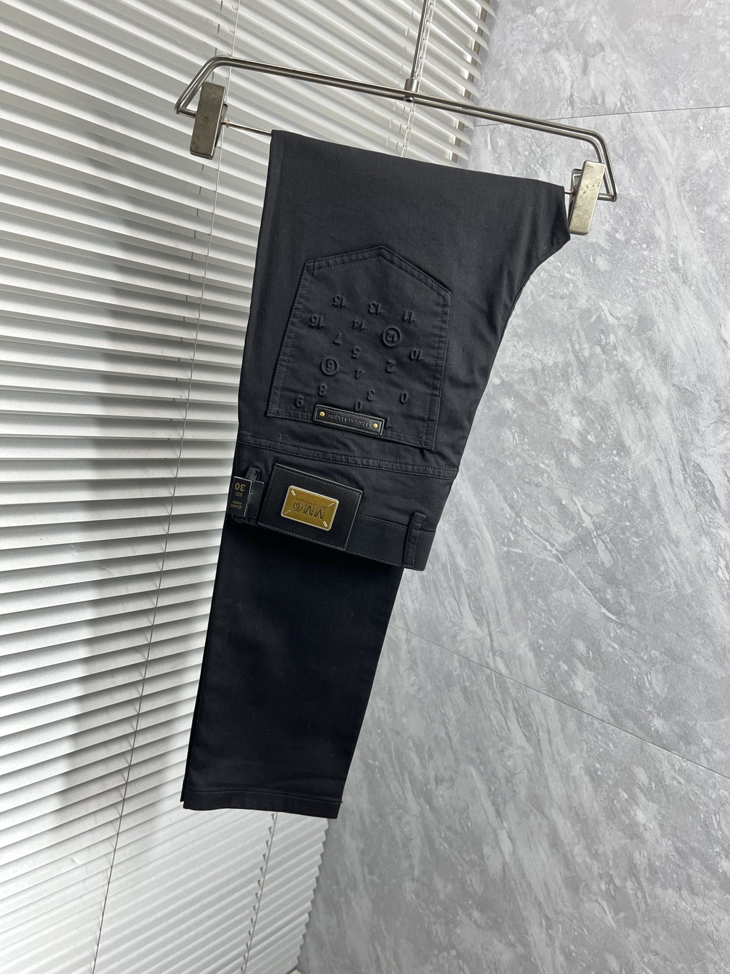 NO:431376,MC 2025ss Spring and Summer counters have a hot casual pants. This season must be versatile styles. The upper body is extremely outstanding and super versatile. The original version is 1:1 replica. The latest fashion element design of the counter, imported fixed woven high-quality European cotton fabric, the style is super good, and the casual and fashionable must be available!  Highly recommended model Size 29-38,,alexander wang19860909MC 2025ss春夏专柜同步爆款休闲裤,本季必入百搭款式,上身极为出挑,超级百搭款 ,原版1:1复刻 专柜最新时尚元素设计,进口定织高品质欧棉面料,版型超好,休闲时尚必备！强烈推荐款 尺码 29-38,,alexander wang,Men's clothing