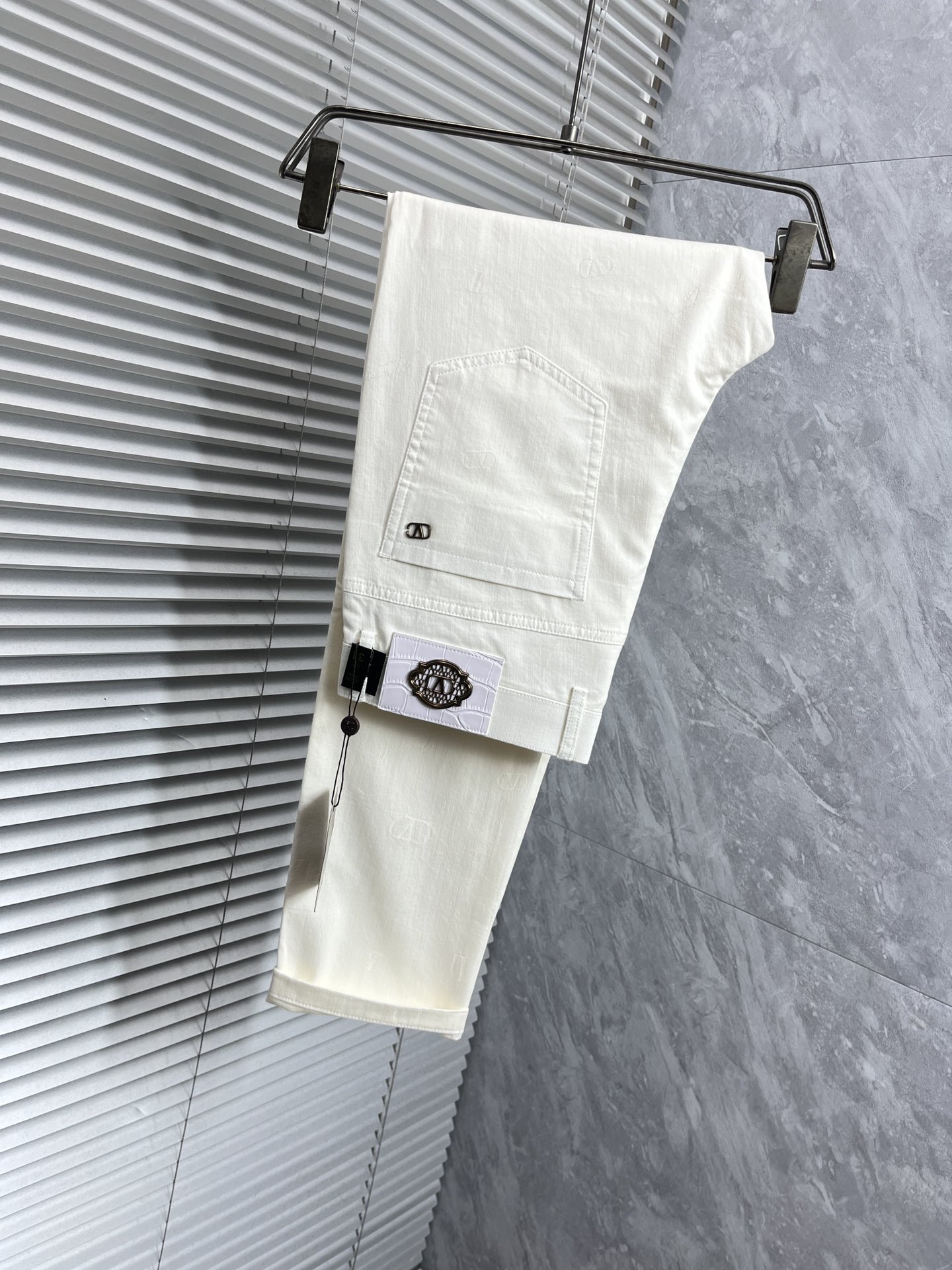 NO:431382,LV 2025ss Spring and Summer counters have a hot casual pants. This season must be versatile styles. The upper body is extremely outstanding and super versatile. The original version is 1:1 replica. The latest fashion element design of the counter, imported fixed woven high-quality European cotton fabric, super good style, and a must-have for casual and fashionable!  Highly recommended model Size 29-38,,louis vuitton,alexander wang19860909LV 2025ss春夏专柜同步爆款休闲裤,本季必入百搭款式,上身极为出挑,超级百搭款 ,原版1:1复刻 专柜最新时尚元素设计,进口定织高品质欧棉面料,版型超好,休闲时尚必备！强烈推荐款 尺码 29-38,,louis vuitton,alexander wang,Men's clothing