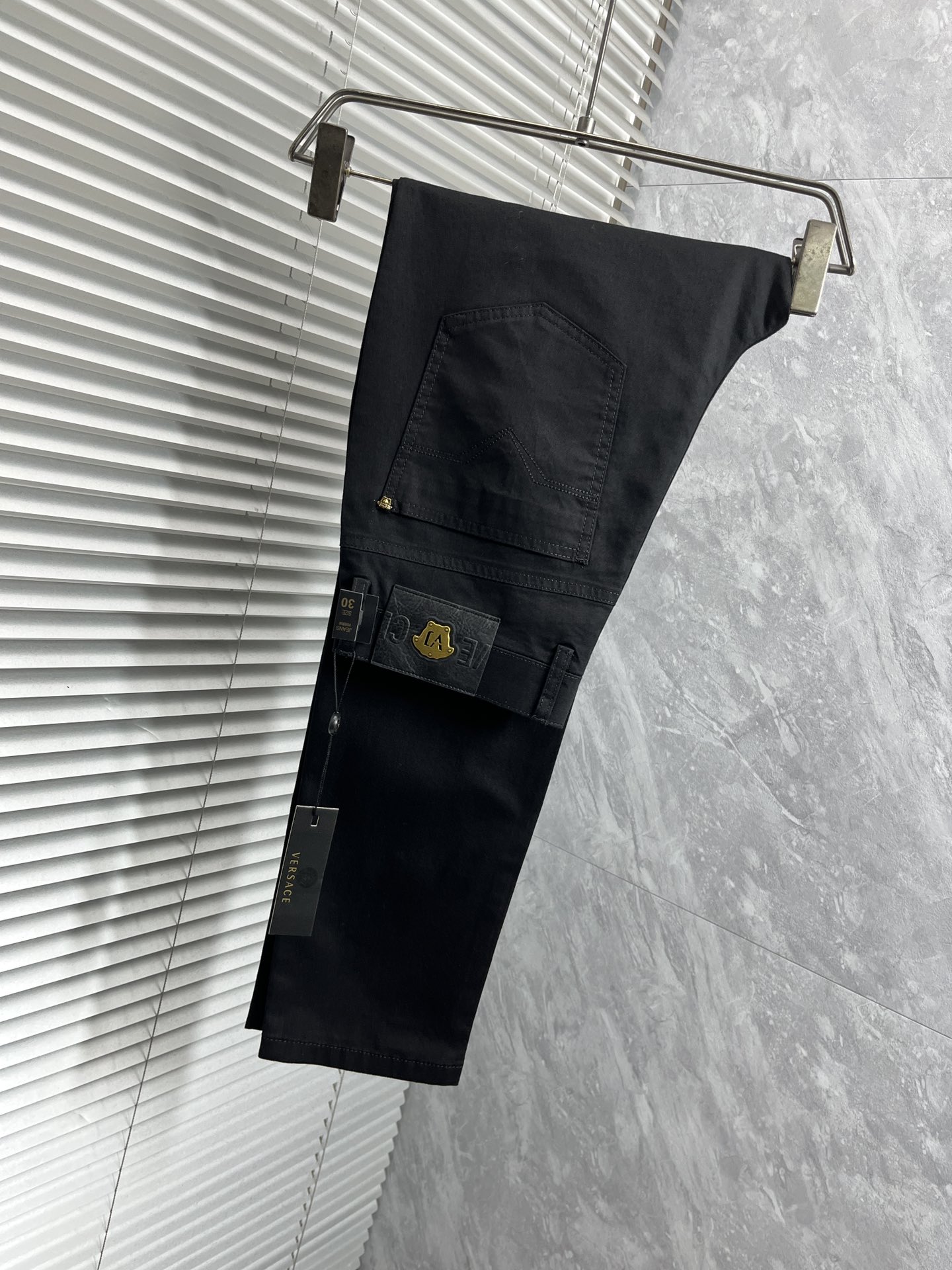 NO:871342,Versi's spring and summer counters are hot-selling casual pants. This season's must-have versatile style, the upper body is very outstanding, super versatile, the original 1:1 replica. The counter's latest fashion element design, imported custom-woven high-quality European cotton fabrics, super good fit, a must-have for casual fashion!  Highly recommended, sizes 29-38, versace,19860909范思 春夏专柜同步爆款休闲裤,本季必入百搭款式,上身极为出挑,超级百搭款 ,原版1:1复刻 专柜最新时尚元素设计,进口定织高品质欧棉面料,版型超好,休闲时尚必备！强烈推荐款 尺码 29-38,,versace,,Men's clothing