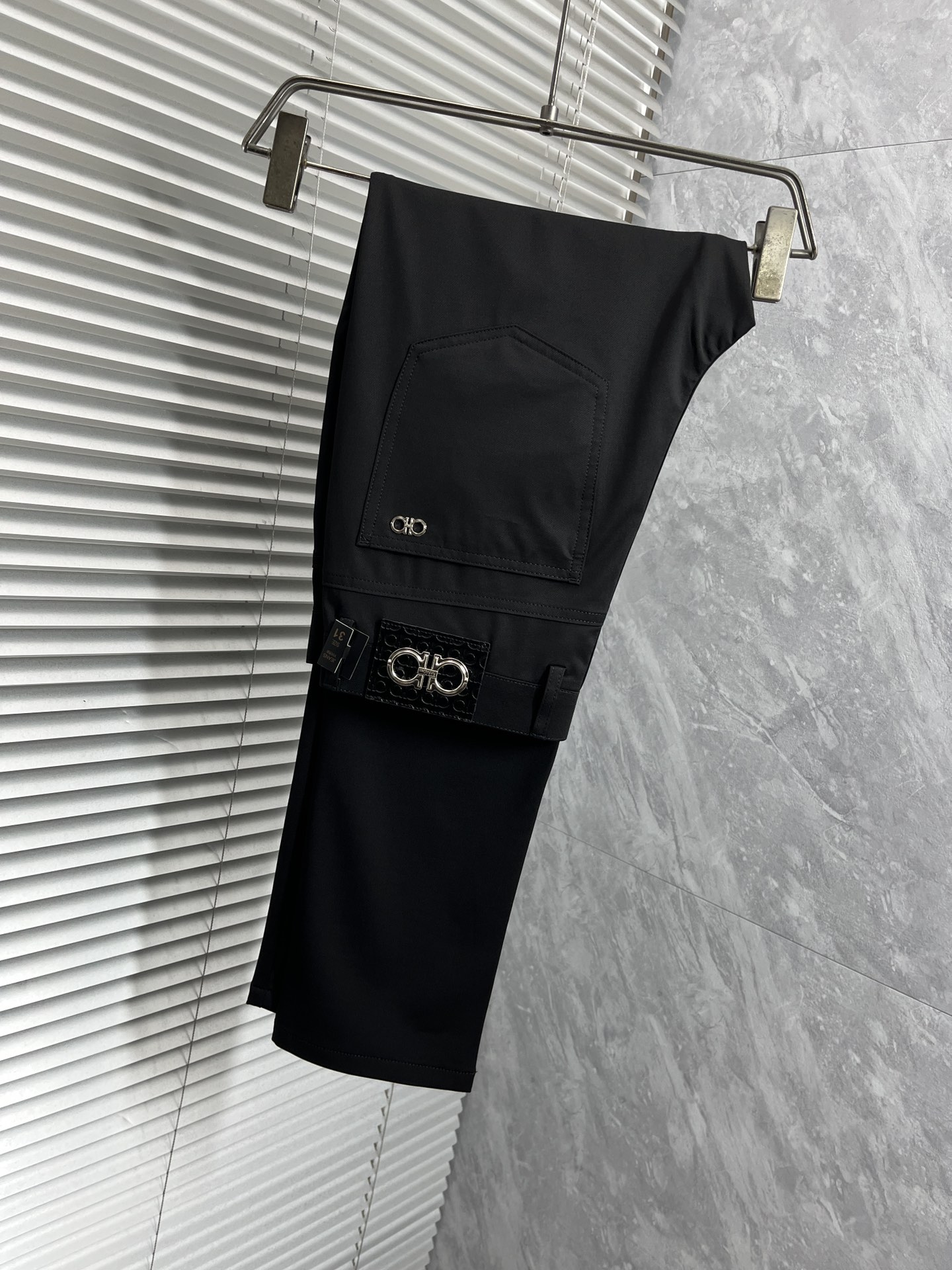 NO:871353,Ferrag's spring and summer counters are hot-selling casual pants. This season's must-have versatile style, the upper body is extremely outstanding, super versatile, the original 1:1 replica. The counter's latest fashion element design, imported custom-woven high-quality European cotton fabrics, super good fit, a must-have for casual fashion!  Highly recommended, sizes 29-38,19860909菲拉格 春夏专柜同步爆款休闲裤,本季必入百搭款式,上身极为出挑,超级百搭款 ,原版1:1复刻 专柜最新时尚元素设计,进口定织高品质欧棉面料,版型超好,休闲时尚必备！强烈推荐款 尺码 29-38,,,Men's clothing