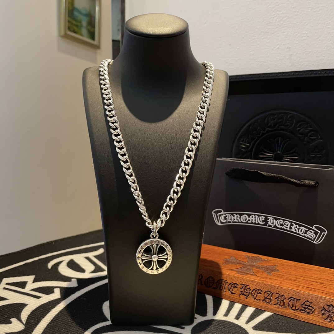 NO:105661,Comment on Douyin/Kuaishou/ins/Xiaohongshu/Live Hot, New [Counter Quality] Chrome Hearts Crowxin Classic Necklace, Round Cross Pendant, Concave and Convex and Convex Scout Flowers present unique to others Cross Scout Flowers are Crowxin's ambitions, so they last longer. Genuine version of Chrome Hearts Crowxin, different market light version, benchmarking quality, looking at the details of the letter printing, retro old gray oxygen level. Seiko version!  !  !  Pure handmade ~ Authentic model opening must-have fashion and fashion, both men and women can wear it, same style for couples, original official website, rock punk style silver style, retro elements, trendy and versatile!  , jewelry boutique, chrome hearts, chrome hearts, necklace19860909批抖音/快手/ins/小红书/直播热门 ,新款【专柜品质】Chrome Hearts克罗心经典项链 ,圆形十字架吊坠,凹凸造型不同的花纹设计风格 呈现出与众不同 十字架 童军花是克罗心的志 所以更经久不衰 正品打版Chrome Hearts克罗心 区别市场普通轻版 对版对标品质 看字印细节 复古做旧灰氧程度.精工版本！！！ 纯手工打造 ～正品开模潮流时尚必备 男女均可佩戴 情侣同款 官网原版 摇滚朋克泰银风格 复古元素 潮流百搭！,饰品精品,chrome hearts,chrome hearts,necklace,Jewelry