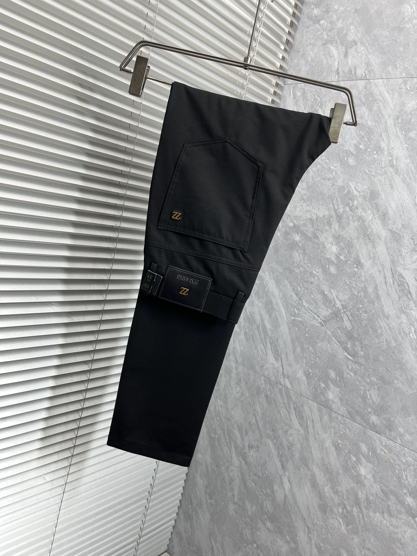 NO:871378,Jenny's spring and summer counters are hot-selling casual pants. This season's must-have versatile style, the upper body is very outstanding, super versatile, the original 1:1 replica. The counter's latest fashion element design, imported custom-woven high-quality European cotton fabrics, super good fit, a must-have for casual fashion!  Highly recommended size 29-38,,zegna,19860909杰尼 春夏专柜同步爆款休闲裤,本季必入百搭款式,上身极为出挑,超级百搭款 ,原版1:1复刻 专柜最新时尚元素设计,进口定织高品质欧棉面料,版型超好,休闲时尚必备！强烈推荐款 尺码 29-38,,zegna,,Men's clothing