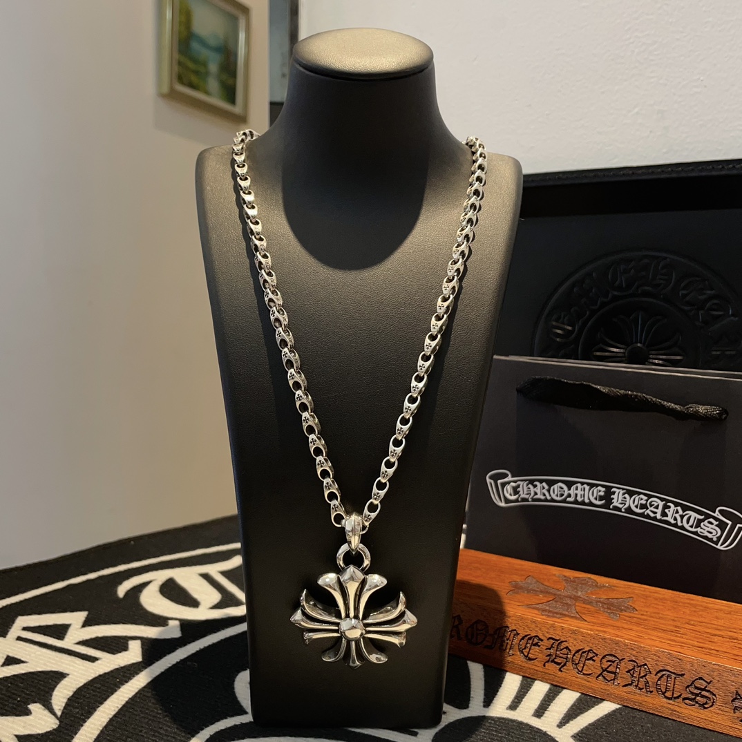 NO:115656,Comment on Douyin/Kuaishou/ins/Xiaohongshu/Live Hot, New [Counter Quality] Chrome Hearts Cross Necklace, Cross Pendant, Concave and Convex and Convex Scout Flowers are Croxin's ambitions, so they last forever. Genuine version of Chrome Hearts Croxin, different light versions of the market, benchmarking quality, looking at the details of the letter printing, retro old gray oxygen level. Seiko version!  !  !  Pure handmade ~ Authentic model opening must-have fashion and fashion, both men and women can wear it, same style for couples, original official website, rock punk style silver style, retro elements, trendy and versatile!  , jewelry boutique, chrome hearts, chrome hearts, necklace19860909批抖音/快手/ins/小红书/直播热门 ,新款【专柜品质】Chrome Hearts克罗心十字架项链 ,十字架吊坠,凹凸造型不同的花纹设计风格 呈现出与众不同 十字架 童军花是克罗心的志 所以更经久不衰 正品打版Chrome Hearts克罗心 区别市场普通轻版 对版对标品质 看字印细节 复古做旧灰氧程度.精工版本！！！ 纯手工打造 ～正品开模潮流时尚必备 男女均可佩戴 情侣同款 官网原版 摇滚朋克泰银风格 复古元素 潮流百搭！,饰品精品,chrome hearts,chrome hearts,necklace,Jewelry