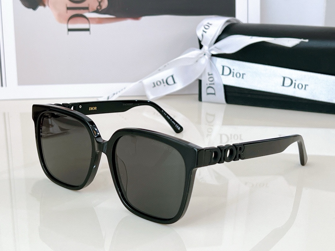  𝐃𝐈𝐎𝐑 
Mod：8601 
SIZE：55-18-145
男女款方形百搭墨镜
🔝🔝
