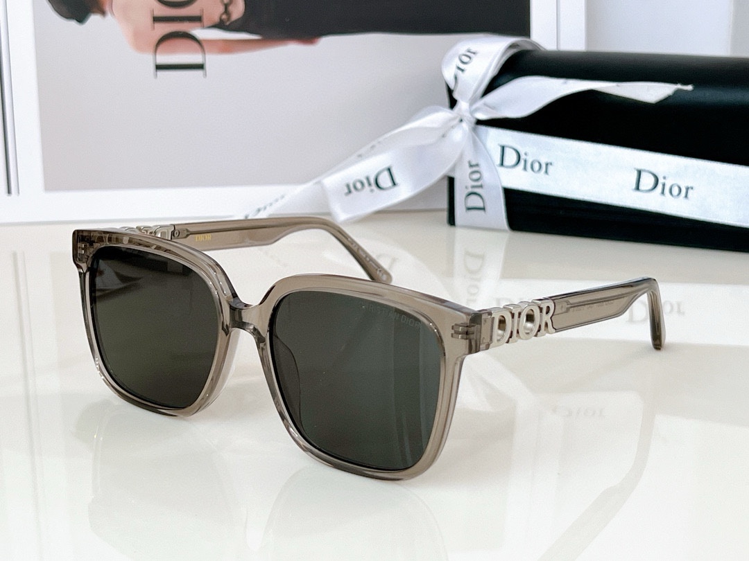  𝐃𝐈𝐎𝐑 
Mod：8601 
SIZE：55-18-145
男女款方形百搭墨镜
🔝🔝