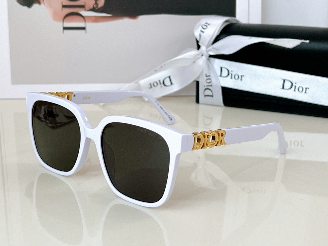  𝐃𝐈𝐎𝐑 
Mod：8601 
SIZE：55-18-145
男女款方形百搭墨镜
🔝🔝