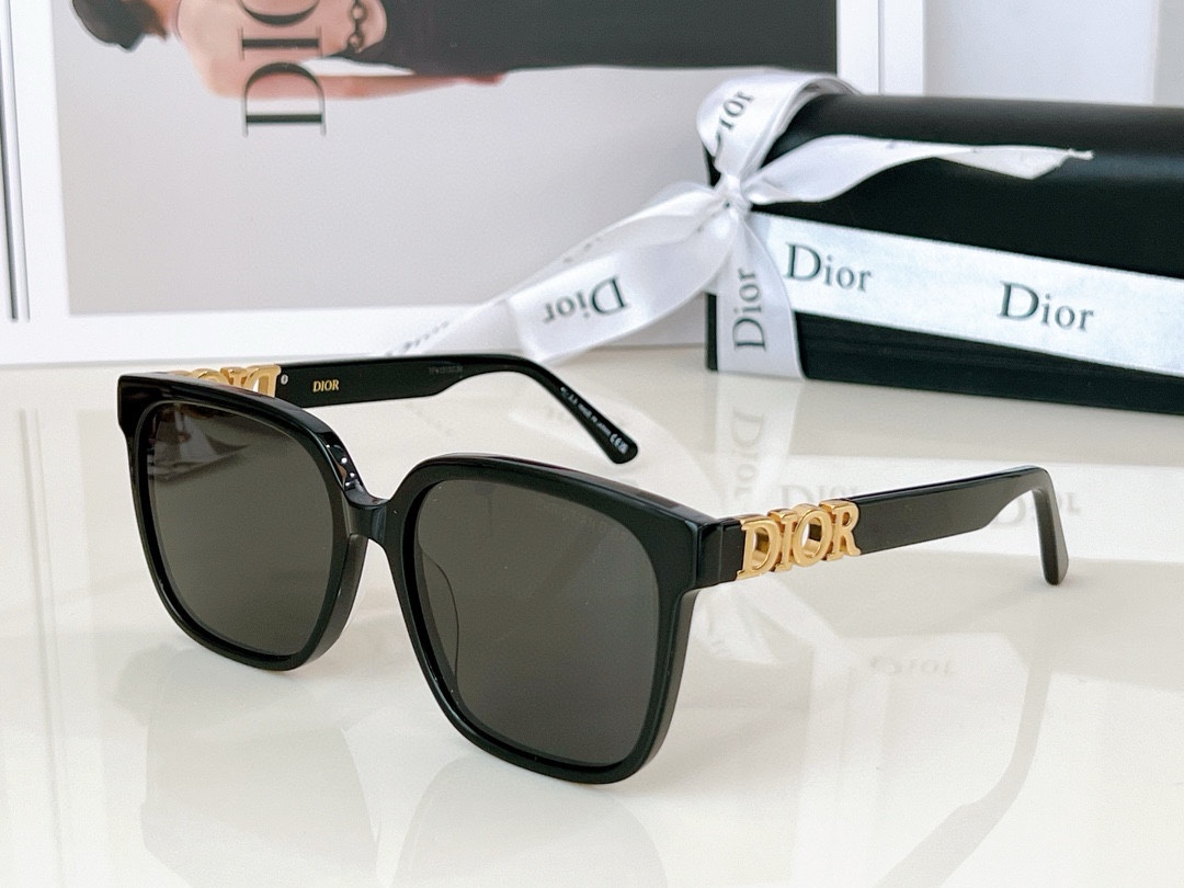  𝐃𝐈𝐎𝐑 
Mod：8601 
SIZE：55-18-145
男女款方形百搭墨镜
🔝🔝
