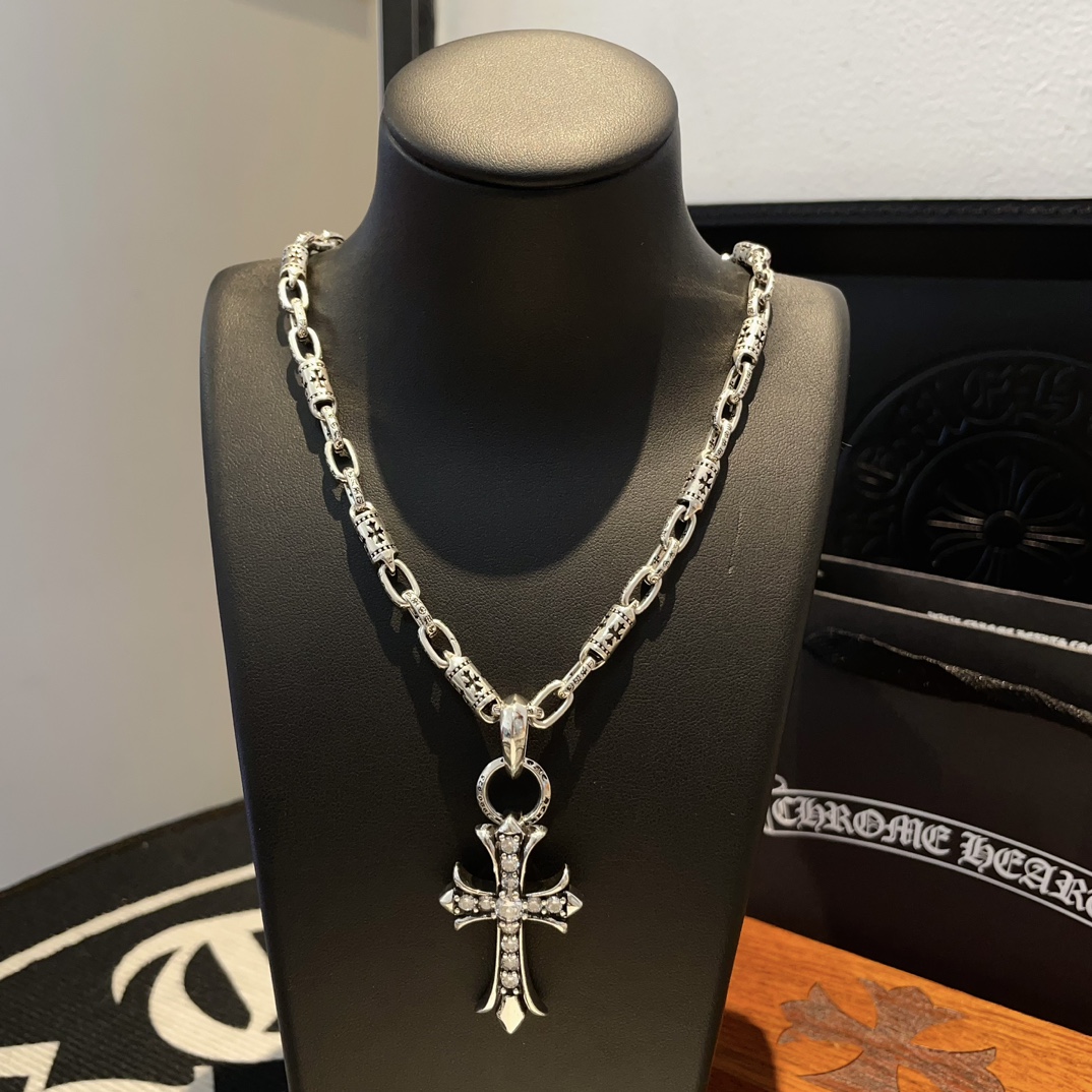 NO:115660,Comment on Douyin/Kuaishou/ins/Xiaohongshu/Live Hot, New [Counter Quality] Chrome Hearts Cross Necklace, Full Diamond Cross Pendant, Different Concave and Convex and Convex Scout Flowers are Croxin's ambition, so they last forever. Genuine version of Chrome Hearts Croxin, different market light version, benchmark quality, look at the details of the letter printing, retro old gray oxygen level. Seiko version!  !  !  Pure handmade ~ Authentic model opening must-have fashion and fashion, both men and women can wear it, same style for couples, original official website, rock punk style silver style, retro elements, trendy and versatile!  , jewelry boutique, chrome hearts, chrome hearts, necklace19860909批抖音/快手/ins/小红书/直播热门 ,新款【专柜品质】Chrome Hearts克罗心十字架项链 ,满钻十字架吊坠,凹凸造型不同的花纹设计风格 呈现出与众不同 十字架 童军花是克罗心的志 所以更经久不衰 正品打版Chrome Hearts克罗心 区别市场普通轻版 对版对标品质 看字印细节 复古做旧灰氧程度.精工版本！！！ 纯手工打造 ～正品开模潮流时尚必备 男女均可佩戴 情侣同款 官网原版 摇滚朋克泰银风格 复古元素 潮流百搭！,饰品精品,chrome hearts,chrome hearts,necklace,Jewelry