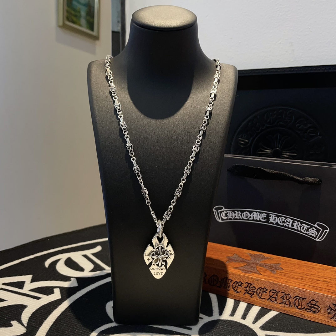 NO:105650,TikTok/Kuaishou/ins/Xiaohongshu/Live Hot, New [Counter Quality] Chrome Hearts Croxin Sword Necklace, Cross Triple Pendant, Different Concave and Convex and Convex Sculptures Presents Different from Others Cross Scout Flowers are Croxin's ambitions, so they last longer. Genuine version of Chrome Hearts Croxin, different from the market, benchmarking the quality of the version, looking at the details of the letter printing, retro old gray oxygen level. Seiko version!  !  !  Pure handmade ~ Authentic model opening must-have fashion and fashion, both men and women can wear it, same style for couples, original official website, rock punk style silver style, retro elements, trendy and versatile!  , jewelry boutique, chrome hearts, chrome hearts, necklace19860909批 抖音/快手/ins/小红书/直播热门 ,新款【专柜品质】Chrome Hearts克罗心宝剑项链 ,十字架三重合吊坠,凹凸造型不同的花纹设计风格 呈现出与众不同 十字架 童军花是克罗心的志 所以更经久不衰 正品打版Chrome Hearts克罗心 区别市场普通轻版 对版对标品质 看字印细节 复古做旧灰氧程度.精工版本！！！ 纯手工打造 ～正品开模潮流时尚必备 男女均可佩戴 情侣同款 官网原版 摇滚朋克泰银风格 复古元素 潮流百搭！,饰品精品,chrome hearts,chrome hearts,necklace,Jewelry