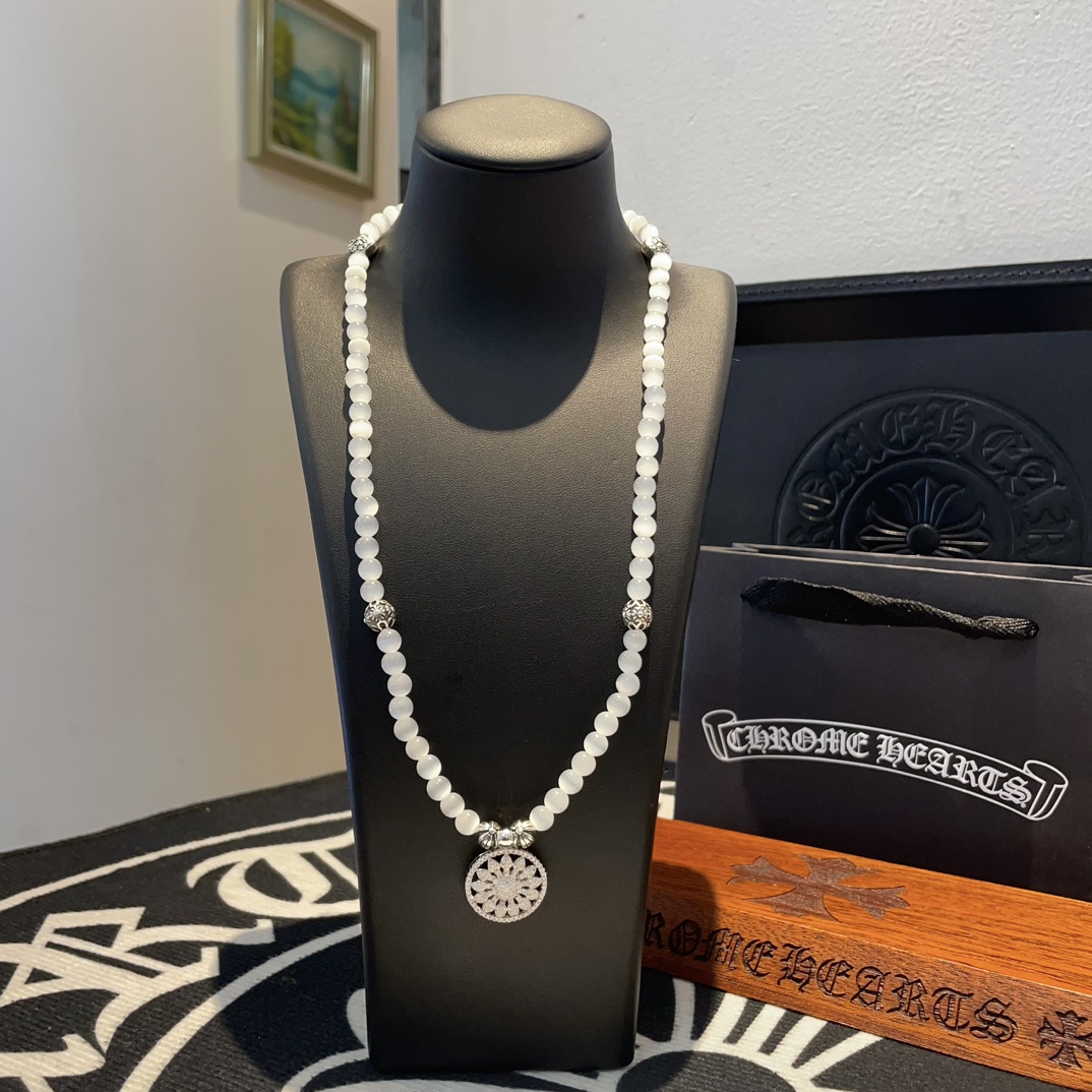 NO:105652,Croxin's new white cat's eye beaded necklace, classic and versatile, you can also wear it on your hands for several more circles, both for one thing, for both men and women. The same couple's style, rock punk and silver style, retro elements, trendy and versatile, fine jewelry, chrome hearts, necklace19860909克罗心新款白猫眼石串珠项链,经典百搭,也可以多绕几圈戴在手上,一物两用,男女均可佩戴 情侣款同款 摇滚朋克泰银风格 复古元素 潮流百搭,饰品精品,chrome hearts,necklace,Jewelry