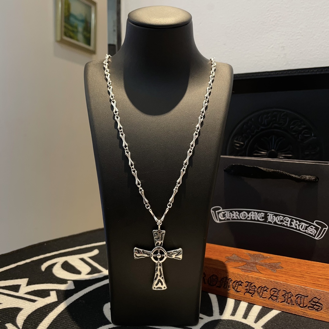 NO:105654,TikTok/Kuaishou/ins/Xiaohongshu/Live Hot, New [Counter Quality] Chrome Hearts Croxin bone necklace, cross pendant, different pattern design styles with concave and convex shapes present uniqueness. Cross Scout flowers are Croxin's ambitions, so they last longer. Genuine version of Chrome Hearts Croxin, differentiated from the market, benchmarked on the quality of the version, looking at the details of the letter printing, retro old gray oxygen level. Seiko version!  !  !  Pure handmade ~ Authentic model opening must-have fashion and fashion, both men and women can wear it, same style for couples, original official website, rock punk style silver style, retro elements, trendy and versatile!  , jewelry boutique, chrome hearts, chrome hearts, necklace19860909批 抖音/快手/ins/小红书/直播热门 ,新款【专柜品质】Chrome Hearts克罗心骨头项链 ,十字架吊坠,凹凸造型不同的花纹设计风格 呈现出与众不同 十字架 童军花是克罗心的志 所以更经久不衰 正品打版Chrome Hearts克罗心 区别市场普通轻版 对版对标品质 看字印细节 复古做旧灰氧程度.精工版本！！！ 纯手工打造 ～正品开模潮流时尚必备 男女均可佩戴 情侣同款 官网原版 摇滚朋克泰银风格 复古元素 潮流百搭！,饰品精品,chrome hearts,chrome hearts,necklace,Jewelry