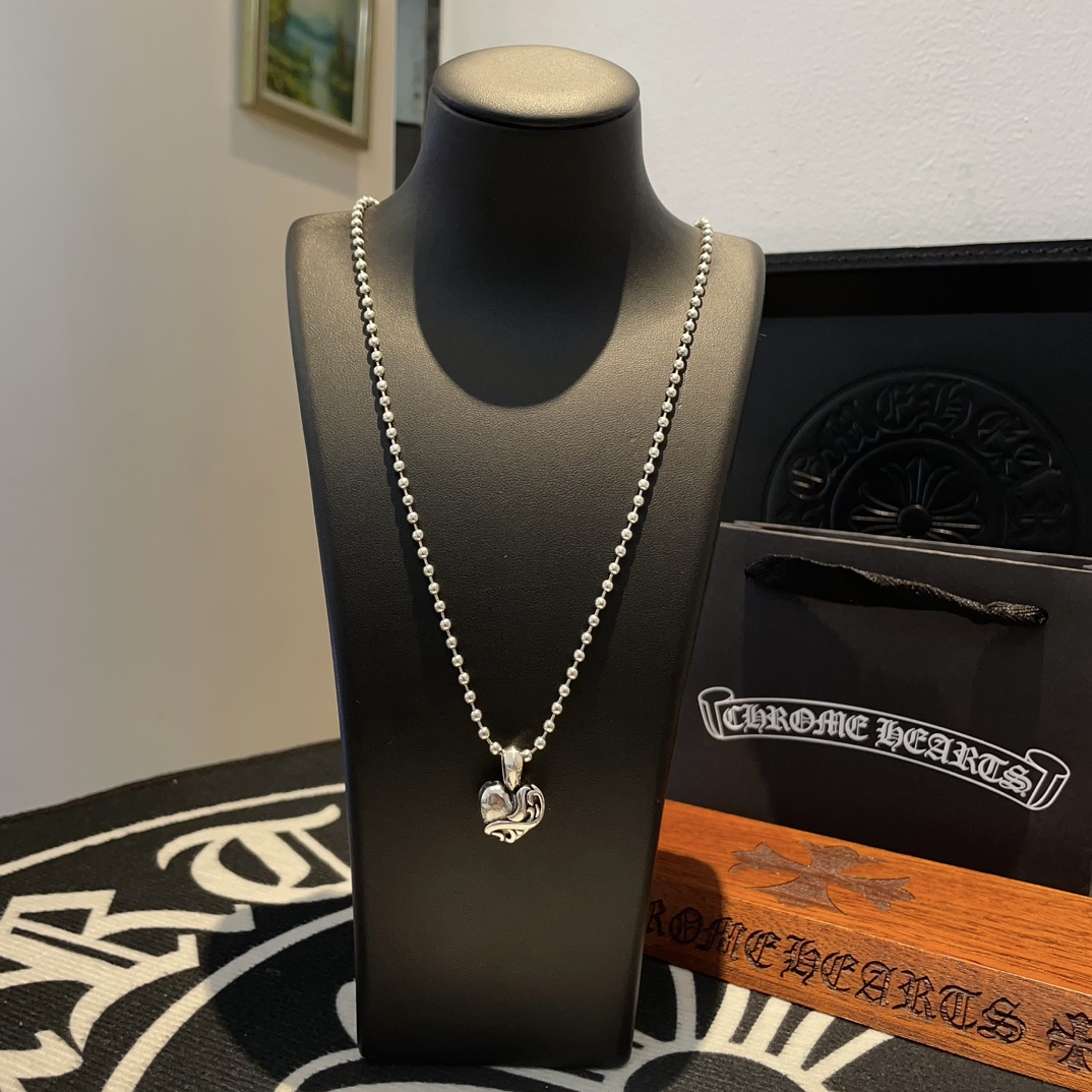 NO:105656,TikTok/Kuaishou/ins/Xiaohongshu/Live Hot, New [Counter Quality] Chrome Hearts Croxin Round Bead Necklace, Love Pendant, Concave and Convex and Convex Scout Flowers are Croxin's ambitions, so they last forever. Genuine version of Chrome Hearts Croxin, different market light version, benchmark quality, look at the details of the letter printing, retro old gray oxygen level. Seiko version!  !  !  Pure handmade ~ Authentic model opening must-have fashion and fashion, both men and women can wear it, same style for couples, original official website, rock punk style silver style, retro elements, trendy and versatile!  , jewelry boutique, chrome hearts, chrome hearts, necklace19860909批 抖音/快手/ins/小红书/直播热门 ,新款【专柜品质】Chrome Hearts克罗心圆珠项链 ,爱心吊坠,凹凸造型不同的花纹设计风格 呈现出与众不同 十字架 童军花是克罗心的志 所以更经久不衰 正品打版Chrome Hearts克罗心 区别市场普通轻版 对版对标品质 看字印细节 复古做旧灰氧程度.精工版本！！！ 纯手工打造 ～正品开模潮流时尚必备 男女均可佩戴 情侣同款 官网原版 摇滚朋克泰银风格 复古元素 潮流百搭！,饰品精品,chrome hearts,chrome hearts,necklace,Jewelry