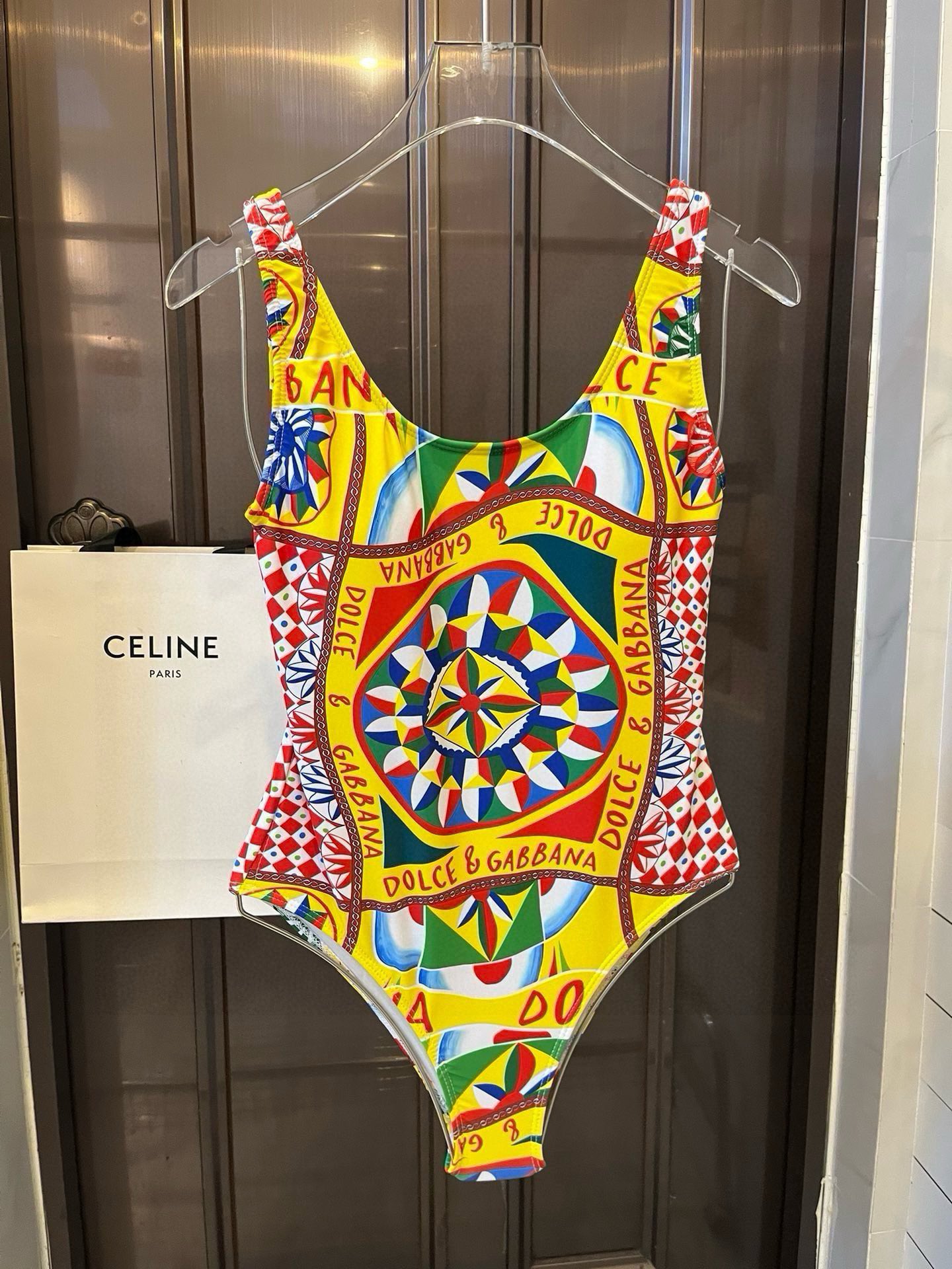 。
DG新款连体泳衣  😍🥰适合多种场景的游泳衣🏊‍♀️海边 游泳池 温泉 水上乐园 漂流都可以😌内搭也