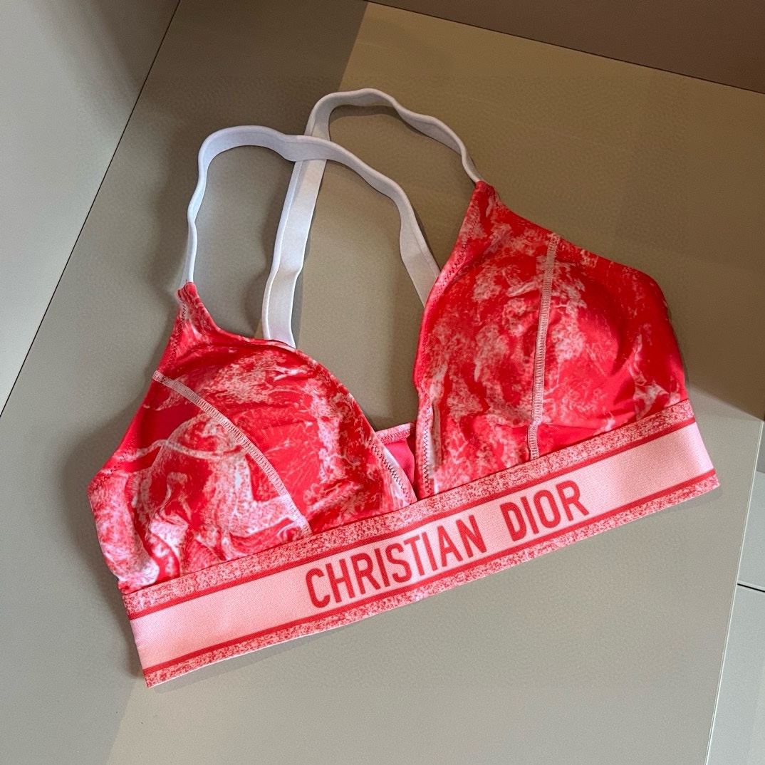。
Dior 迪奥新款分体泳衣😍🥰适合多种场景的游泳衣🏊‍♀️海边 游泳池 温泉 水上乐园 漂流都可以😌
