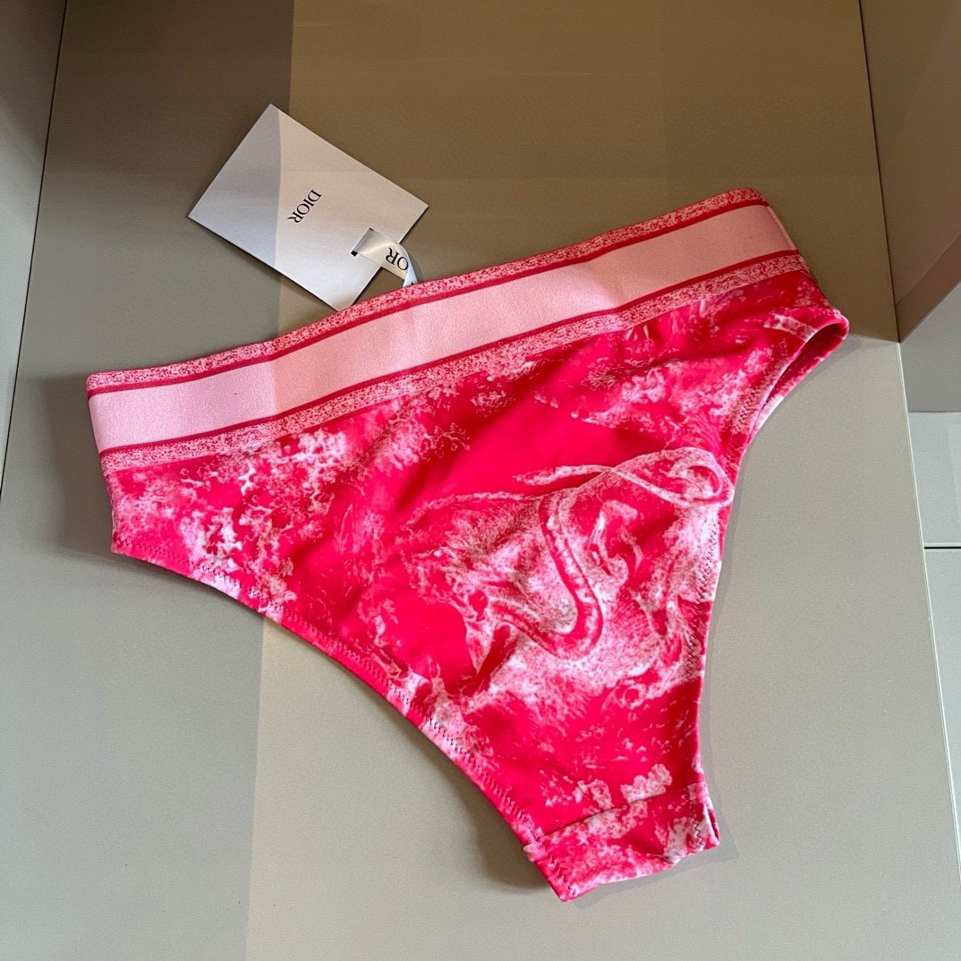 。
Dior 迪奥新款分体泳衣😍🥰适合多种场景的游泳衣🏊‍♀️海边 游泳池 温泉 水上乐园 漂流都可以😌