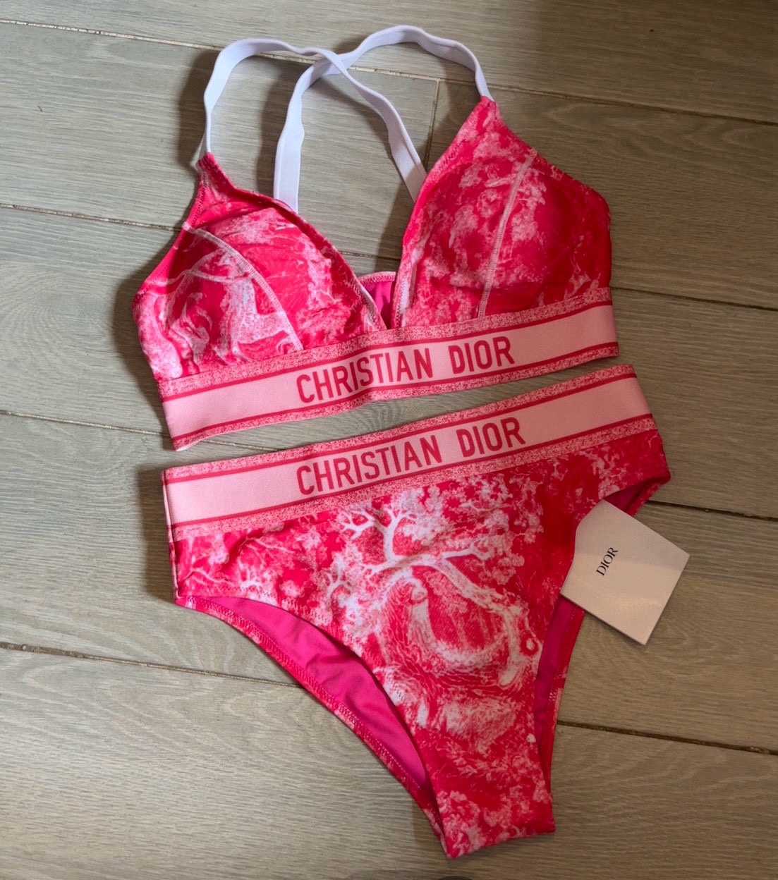 。
Dior 迪奥新款分体泳衣😍🥰适合多种场景的游泳衣🏊‍♀️海边 游泳池 温泉 水上乐园 漂流都可以😌